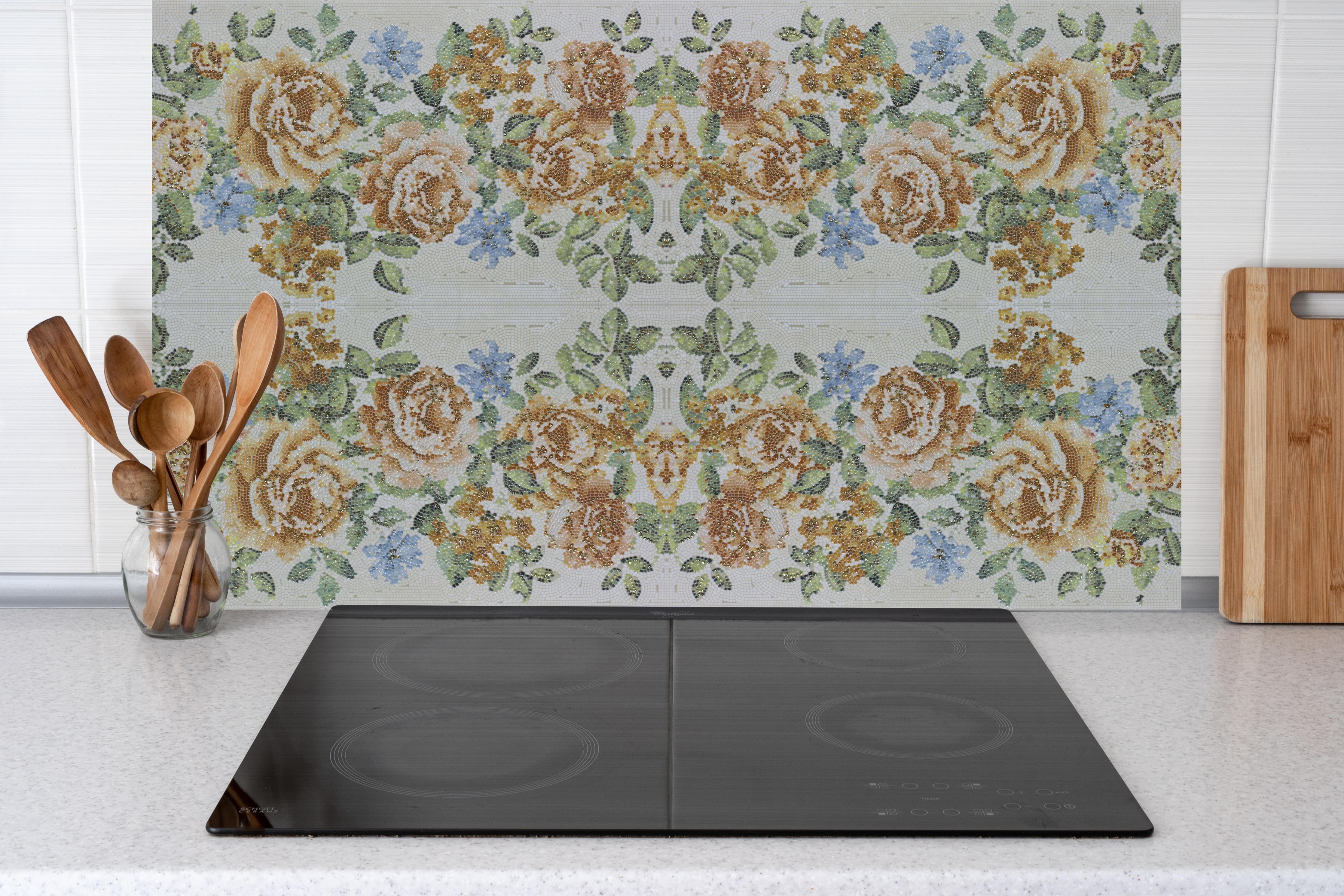 Küche - Symmetrisches Blumenmuster in Weiß und Blau hinter weißen Hochglanz-Küchenregalen und schwarzem Wasserhahn
