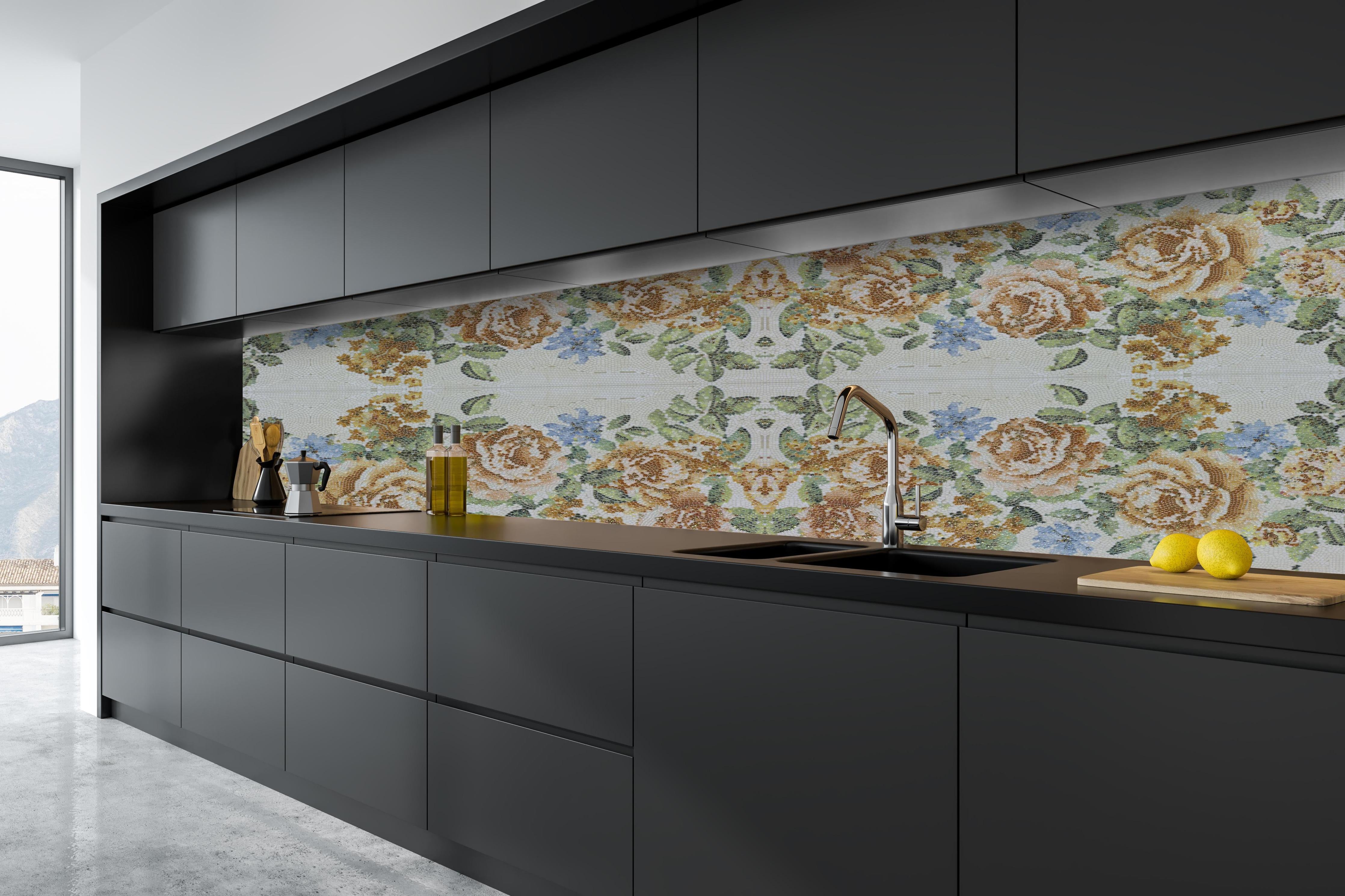 Küche - Symmetrisches Blumenmuster in Weiß und Blau hinter weißen Hochglanz-Küchenregalen und schwarzem Wasserhahn