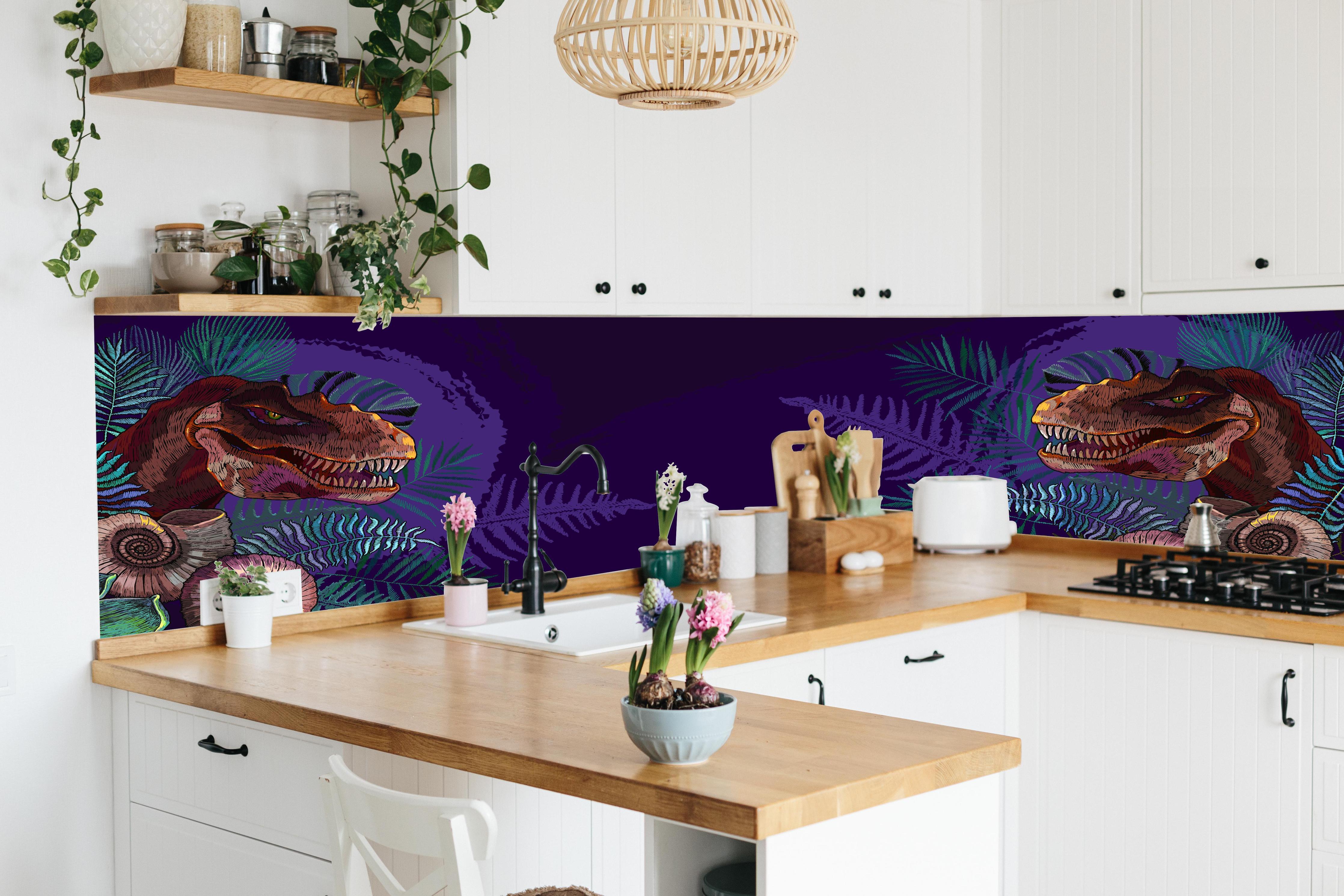 Küche - T-Rex Kopf und Ammonit Fossil Banner hinter weißen Hochglanz-Küchenregalen und schwarzem Wasserhahn