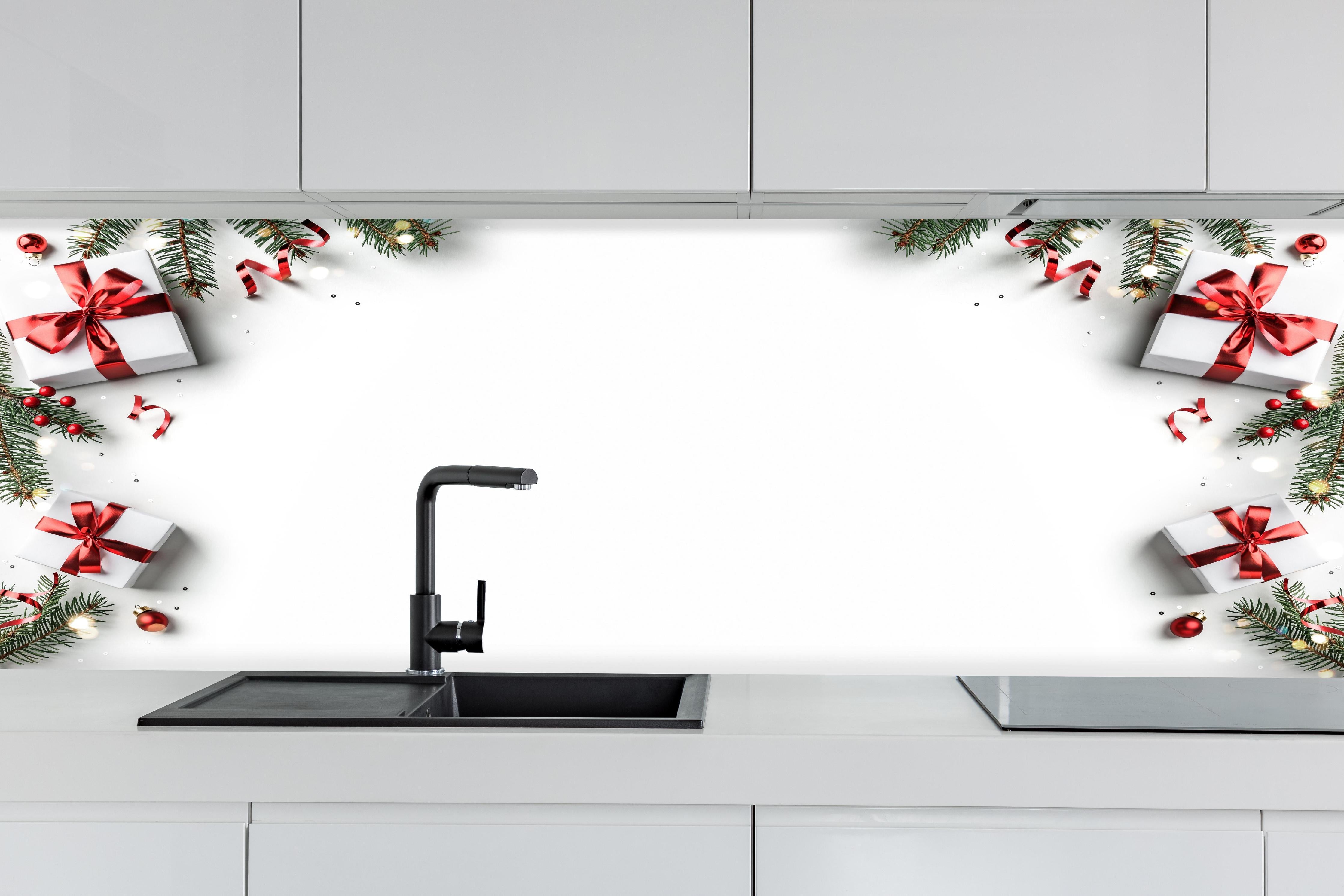 Küche - Tannenzweige als Rahmen hinter weißen Hochglanz-Küchenregalen und schwarzem Wasserhahn