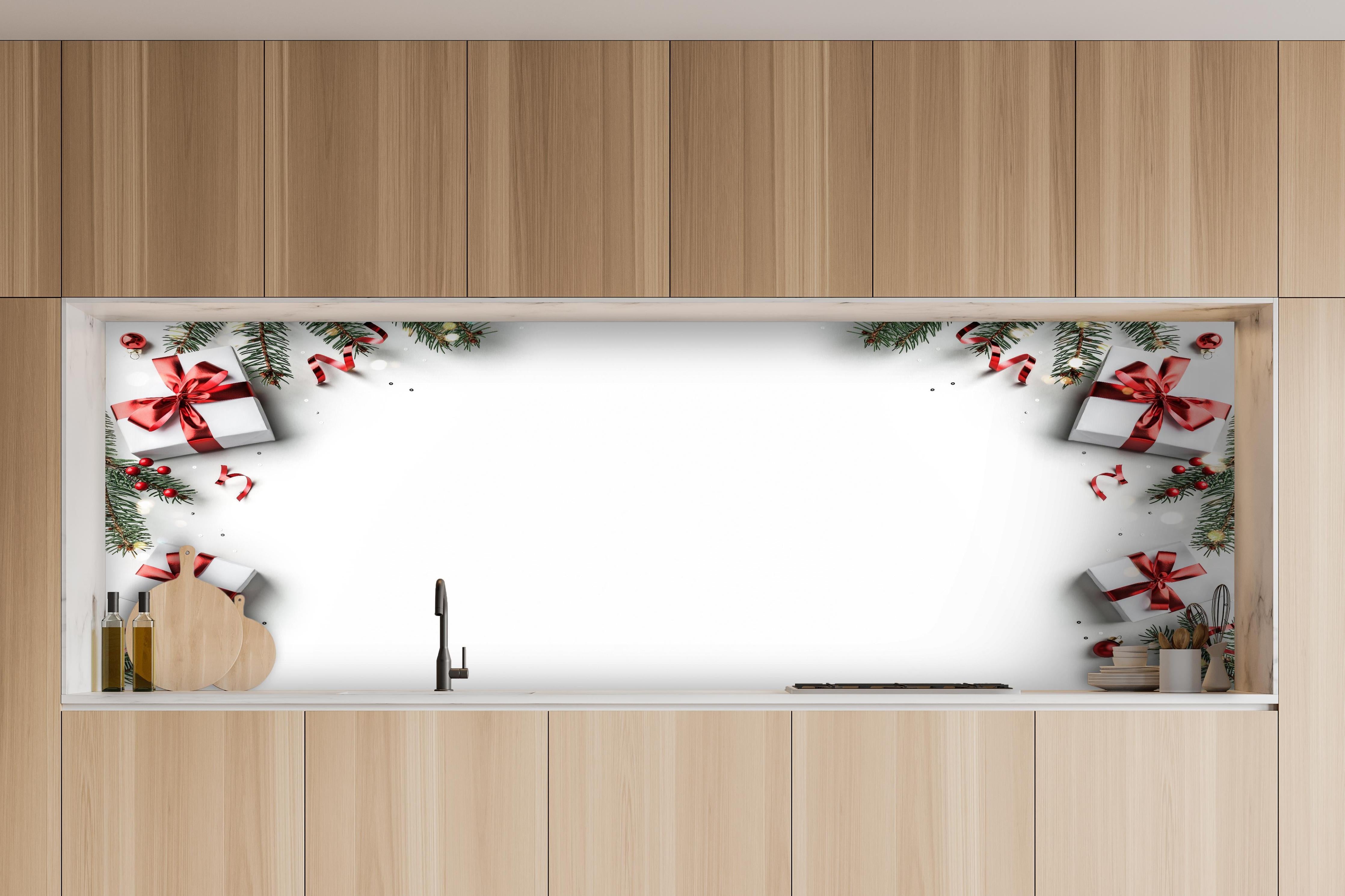 Küche - Tannenzweige als Rahmen hinter weißen Hochglanz-Küchenregalen und schwarzem Wasserhahn