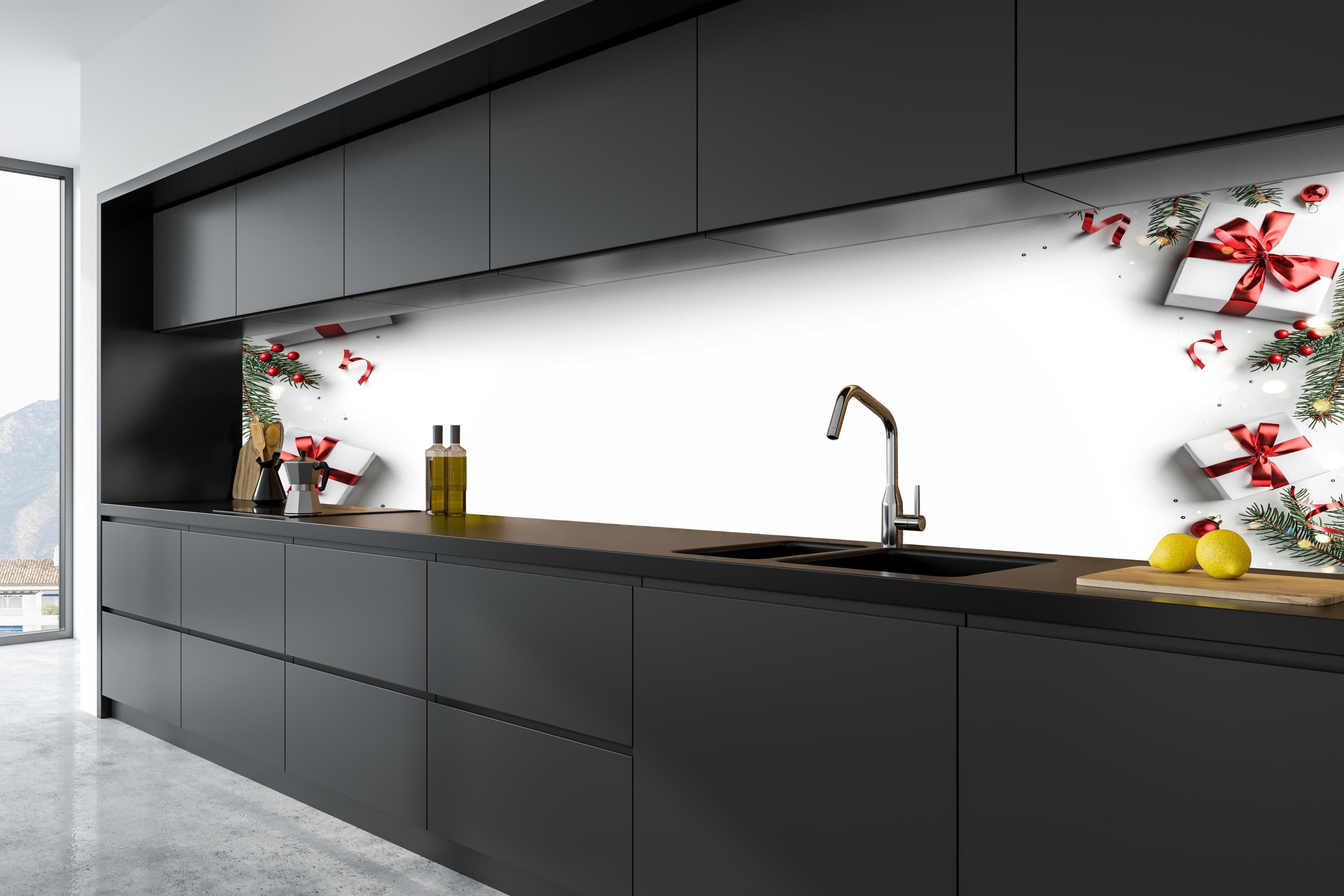 Küche - Tannenzweige als Rahmen hinter weißen Hochglanz-Küchenregalen und schwarzem Wasserhahn