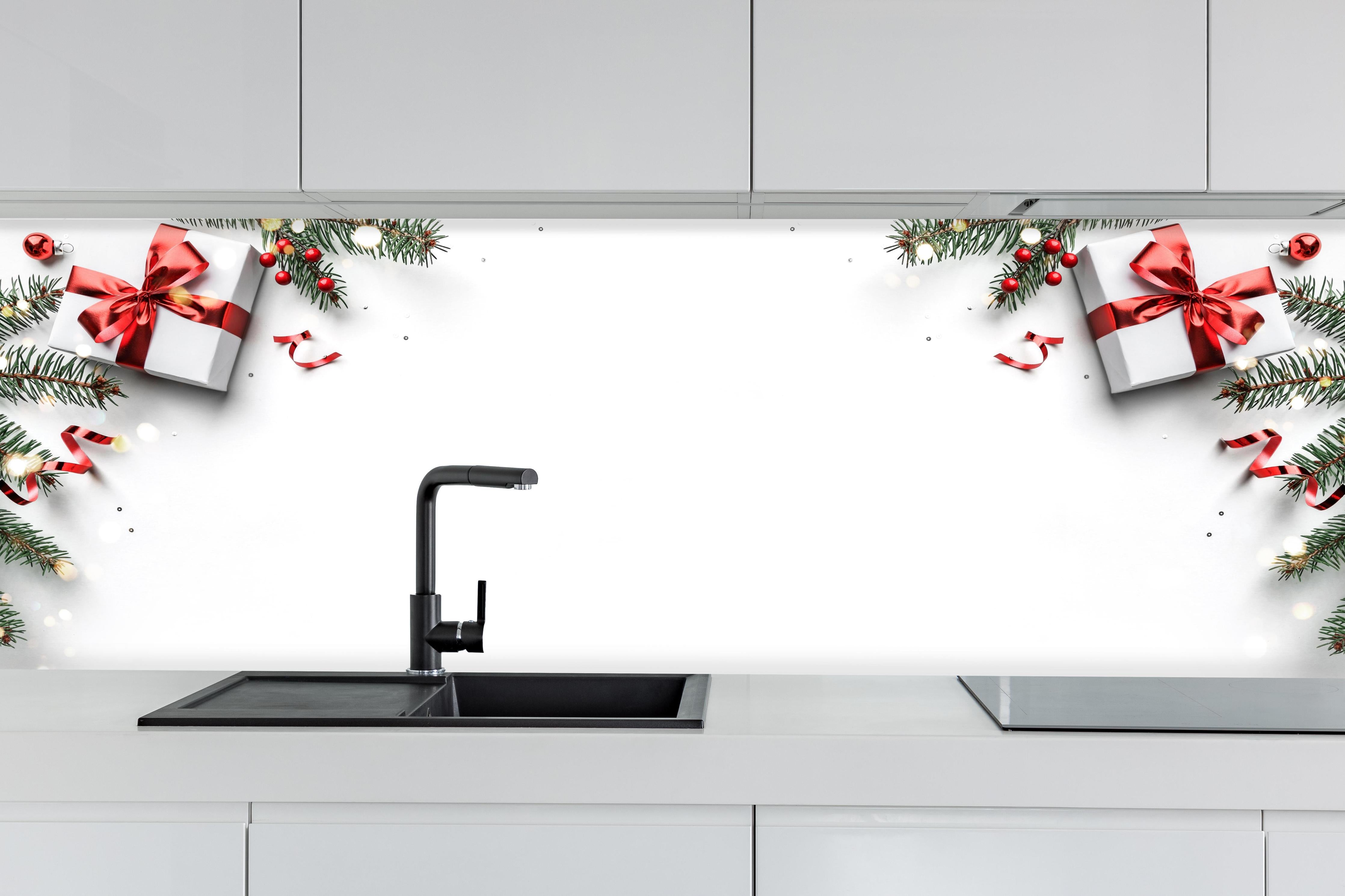 Küche - Tannenzweige auf weißem Hintergrund hinter weißen Hochglanz-Küchenregalen und schwarzem Wasserhahn