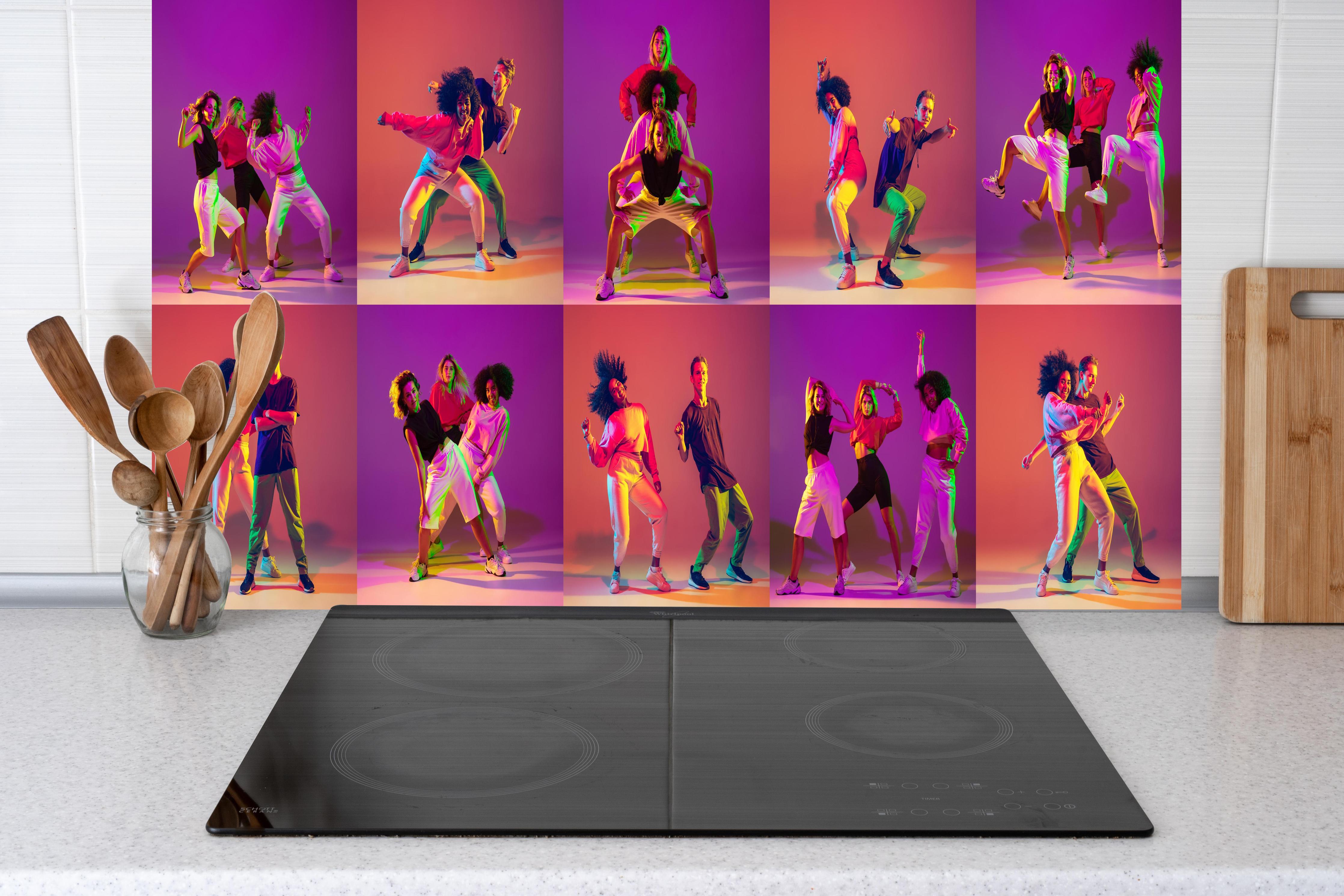 Küche - Tanzkurs Muster hinter weißen Hochglanz-Küchenregalen und schwarzem Wasserhahn