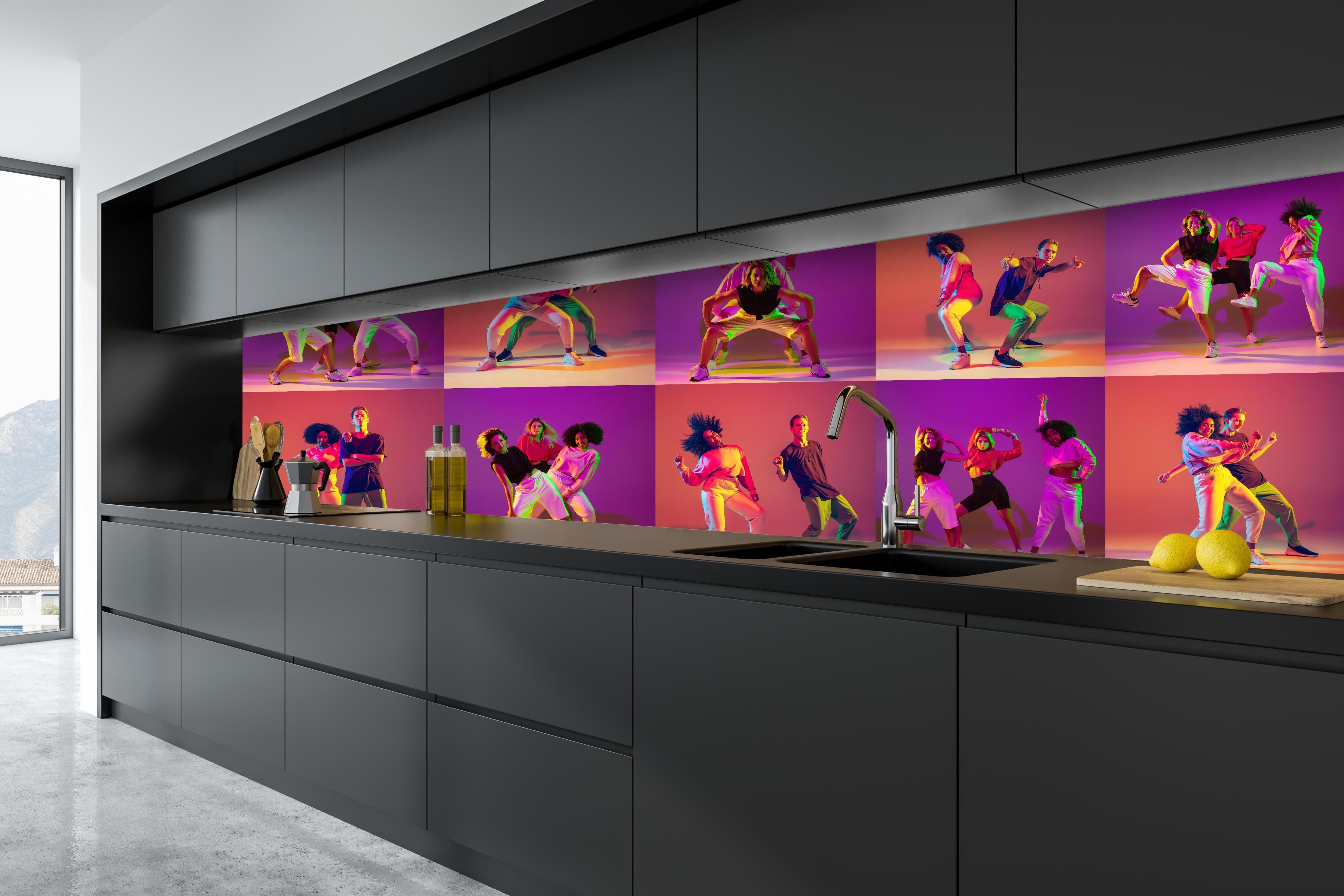 Küche - Tanzkurs Muster hinter weißen Hochglanz-Küchenregalen und schwarzem Wasserhahn