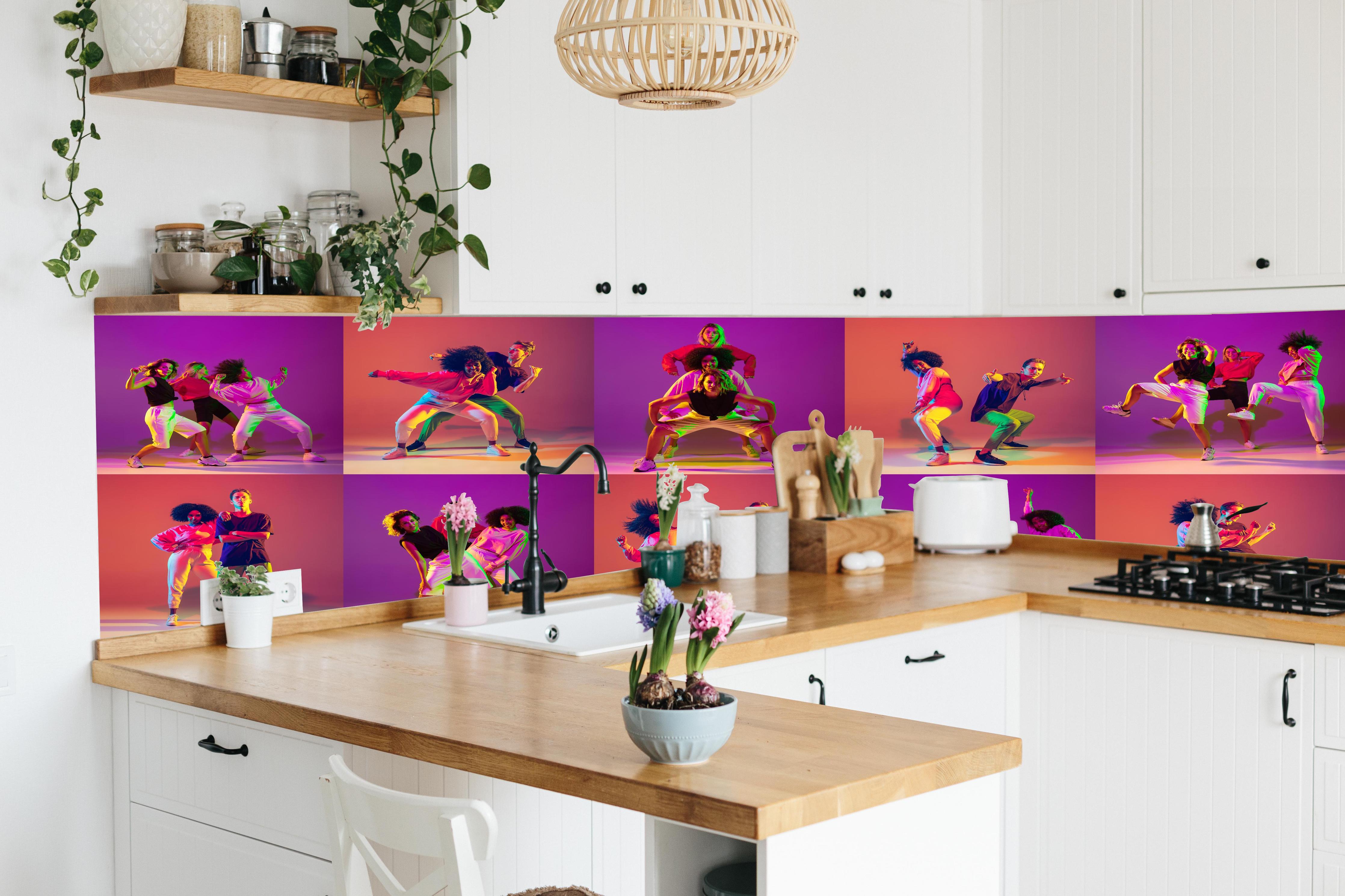 Küche - Tanzkurs Muster hinter weißen Hochglanz-Küchenregalen und schwarzem Wasserhahn