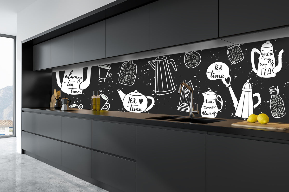 Küche - Tee Liebhaber Schwarz-Weiß Design Set hinter weißen Hochglanz-Küchenregalen und schwarzem Wasserhahn