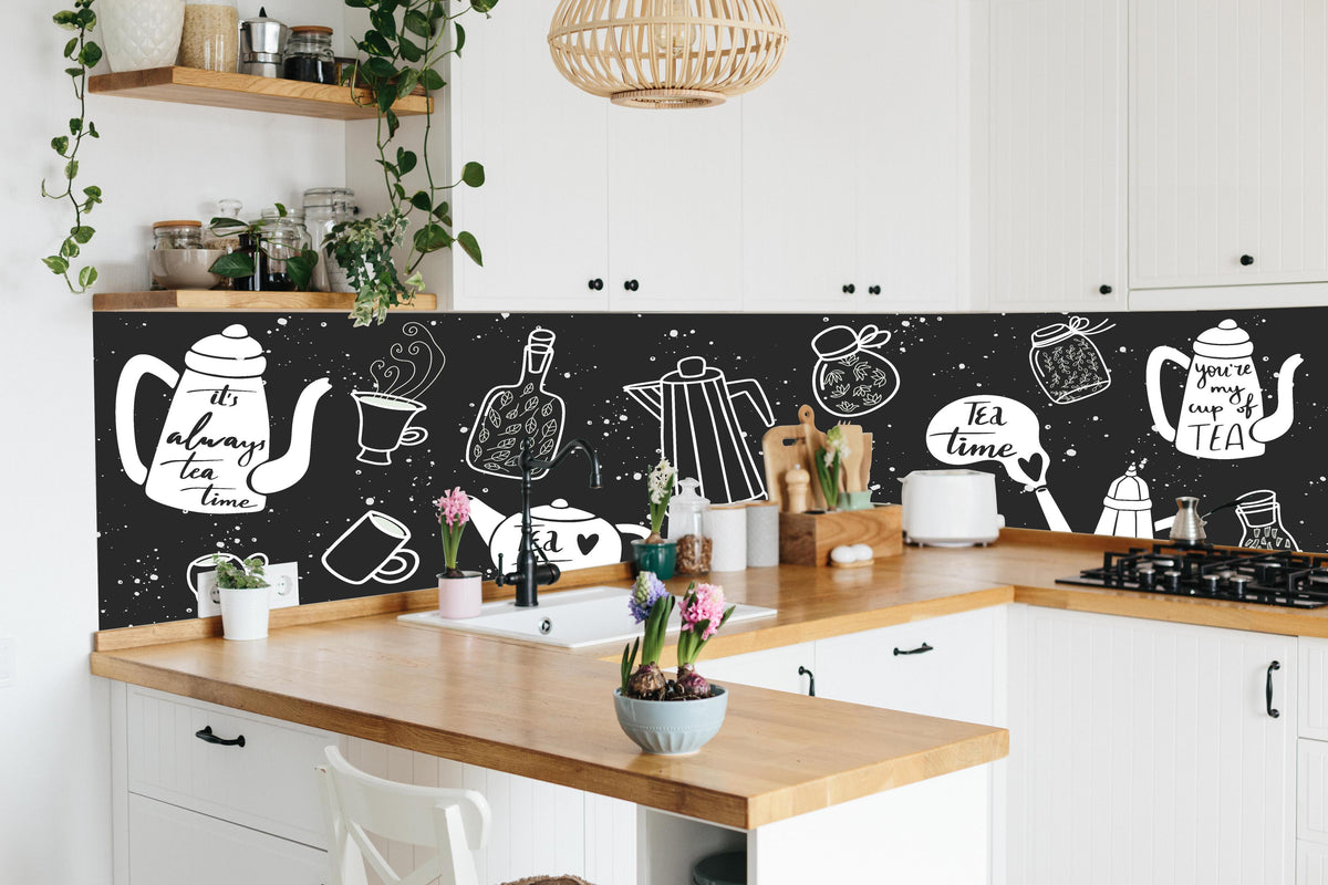 Küche - Tee Liebhaber Schwarz-Weiß Design Set hinter weißen Hochglanz-Küchenregalen und schwarzem Wasserhahn
