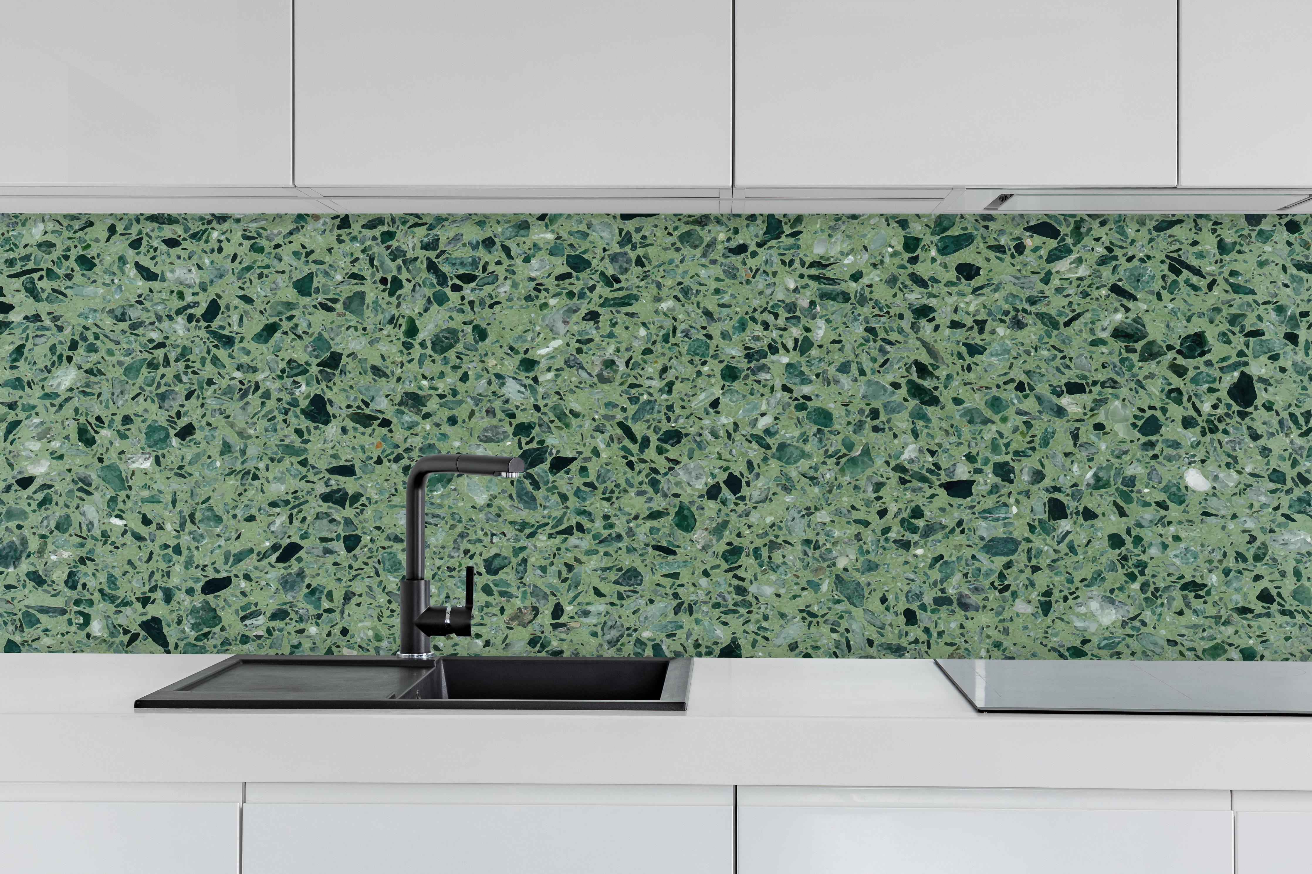 Küche - Terrazzo Textur auf türkisem Hintergrund hinter weißen Hochglanz-Küchenregalen und schwarzem Wasserhahn
