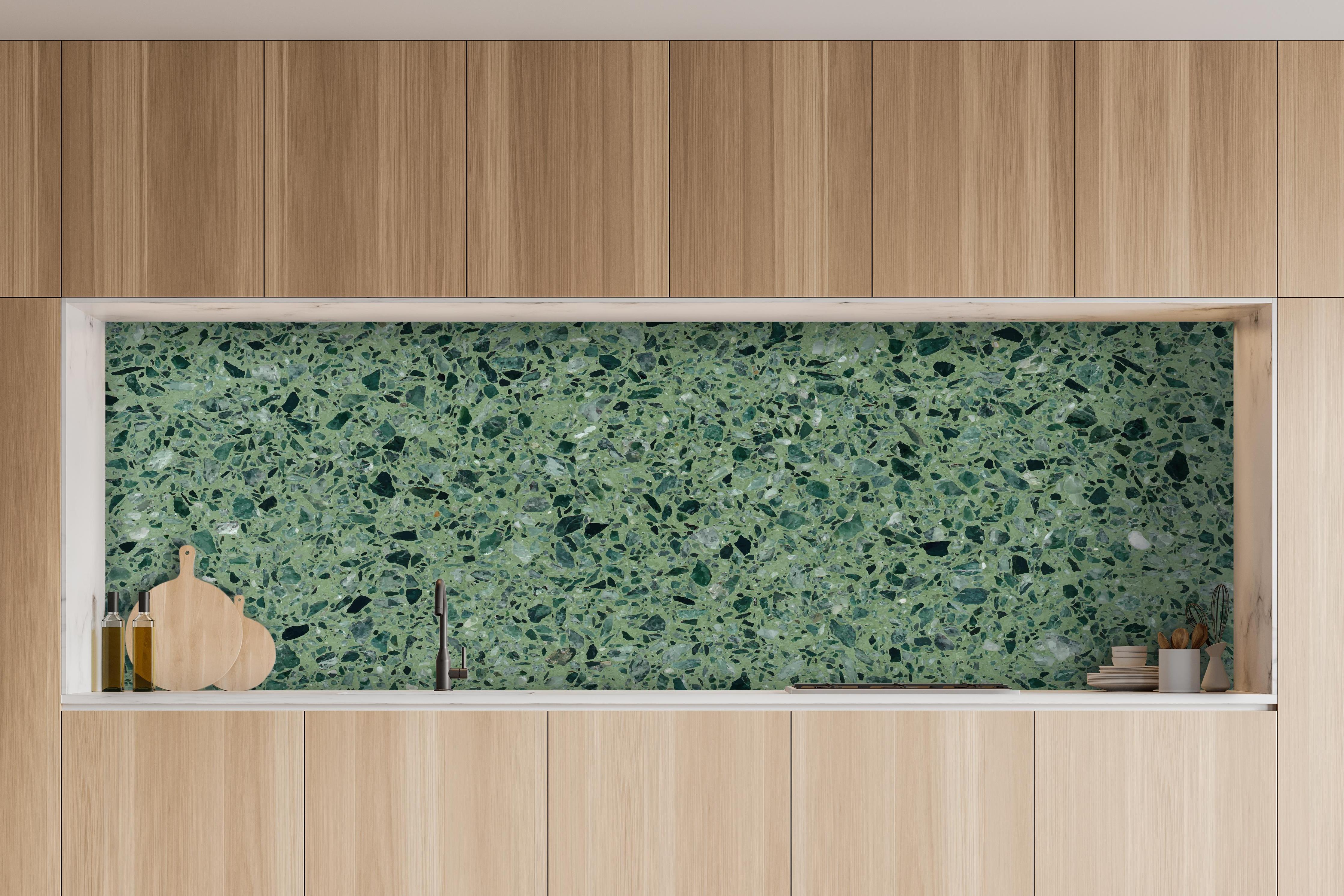 Küche - Terrazzo Textur auf türkisem Hintergrund hinter weißen Hochglanz-Küchenregalen und schwarzem Wasserhahn