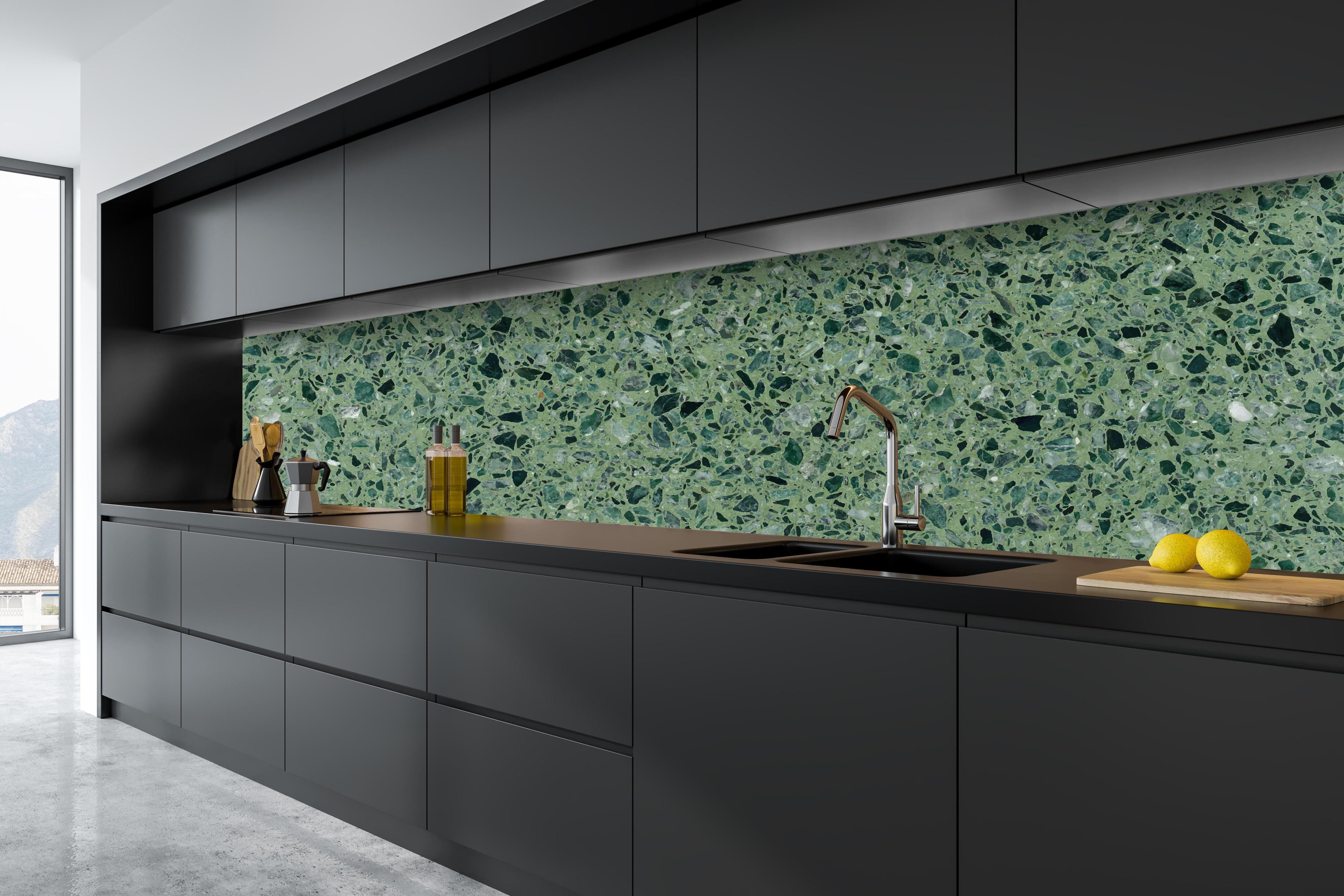 Küche - Terrazzo Textur auf türkisem Hintergrund hinter weißen Hochglanz-Küchenregalen und schwarzem Wasserhahn
