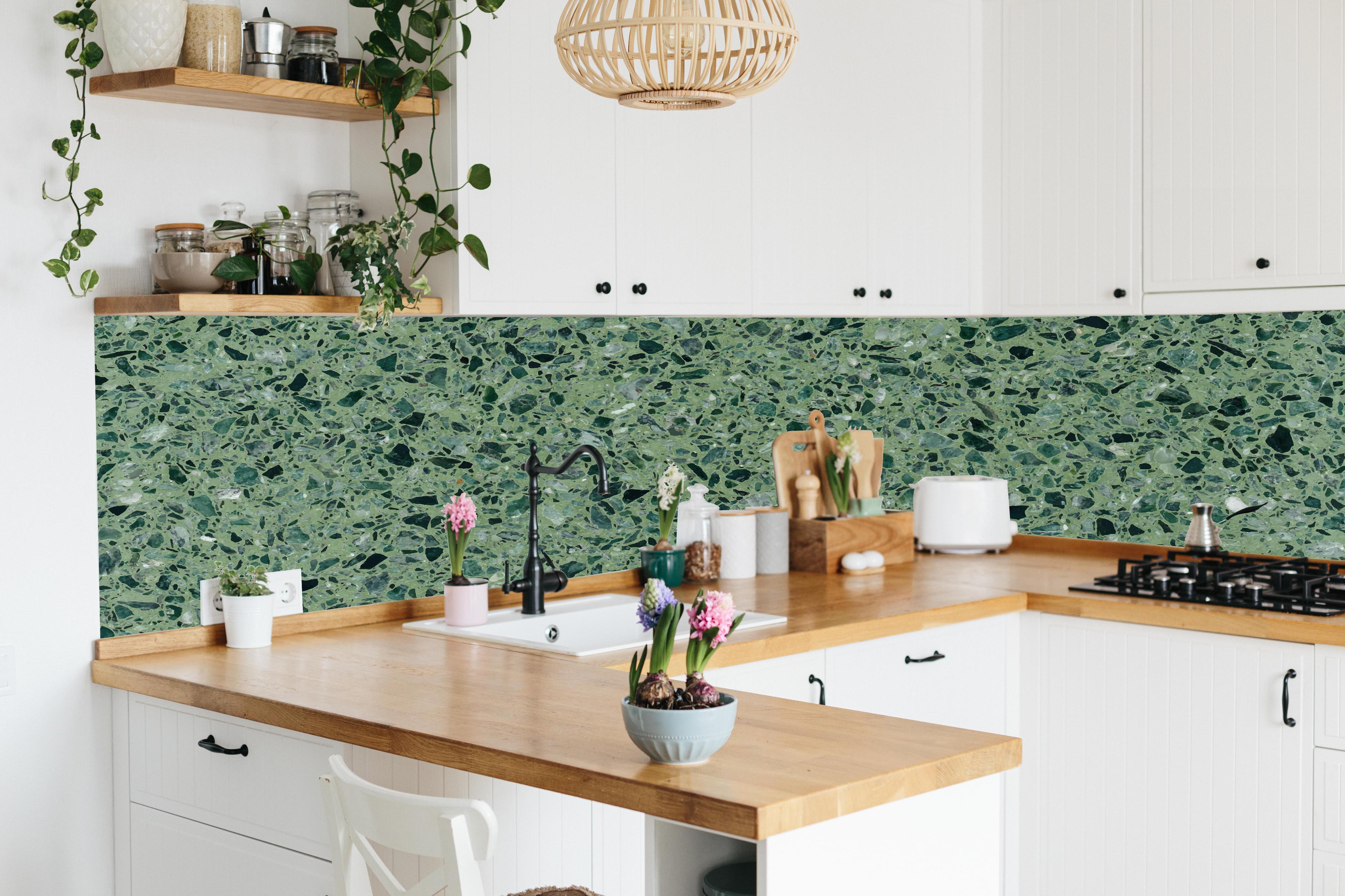 Küche - Terrazzo Textur auf türkisem Hintergrund hinter weißen Hochglanz-Küchenregalen und schwarzem Wasserhahn