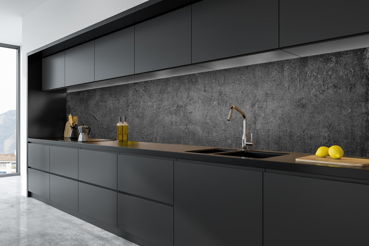 Küche - Textur Grauer Beton mit Schwarzen Nuancen hinter weißen Hochglanz-Küchenregalen und schwarzem Wasserhahn