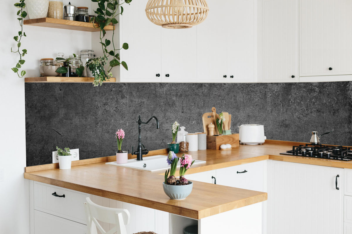 Küche - Textur Grauer Beton mit Schwarzen Nuancen hinter weißen Hochglanz-Küchenregalen und schwarzem Wasserhahn