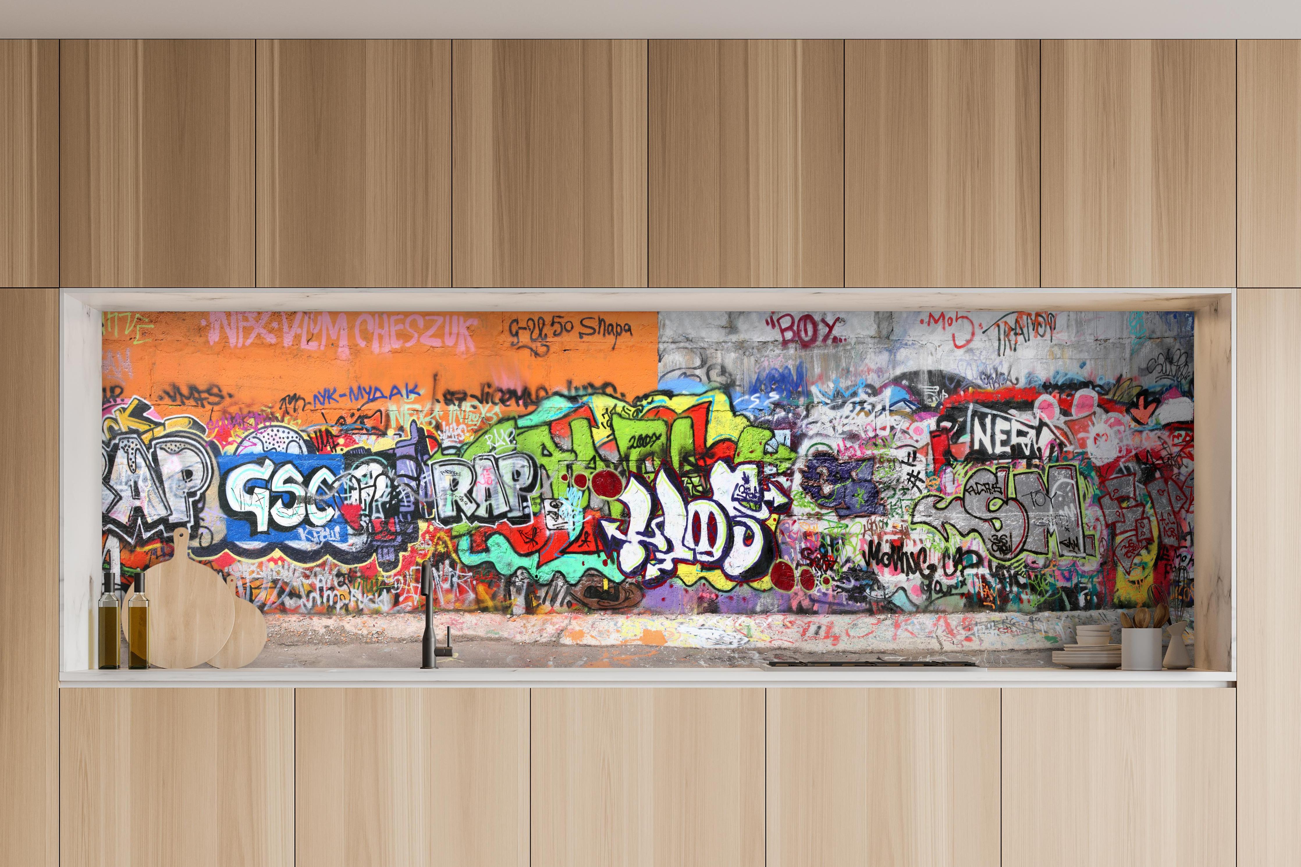 Küche - Textur Urbaner Graffiti-Art Streetstyle hinter weißen Hochglanz-Küchenregalen und schwarzem Wasserhahn