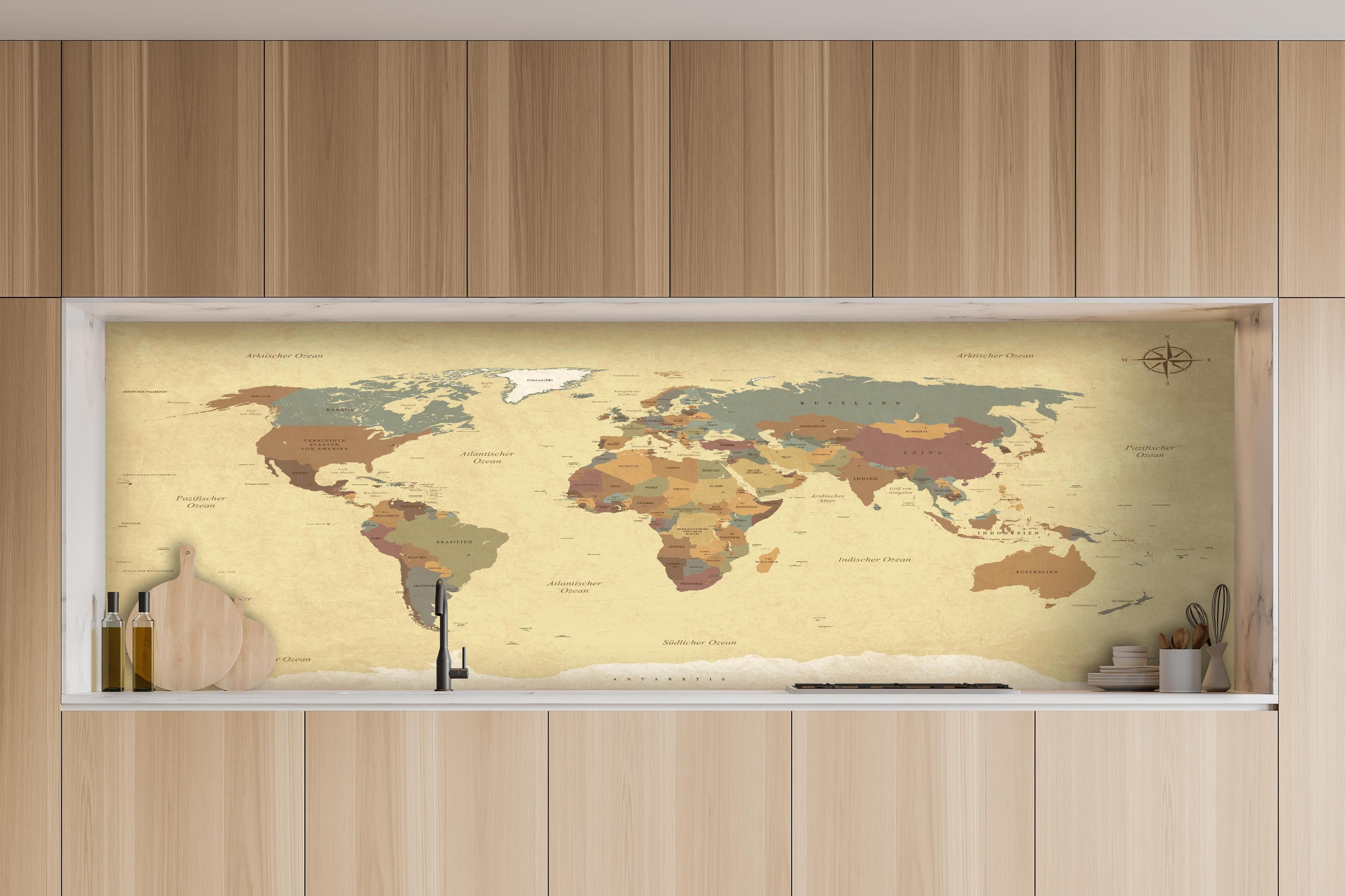 Küche - Texturierte Vintage Weltkarte in Beigetönen hinter weißen Hochglanz-Küchenregalen und schwarzem Wasserhahn