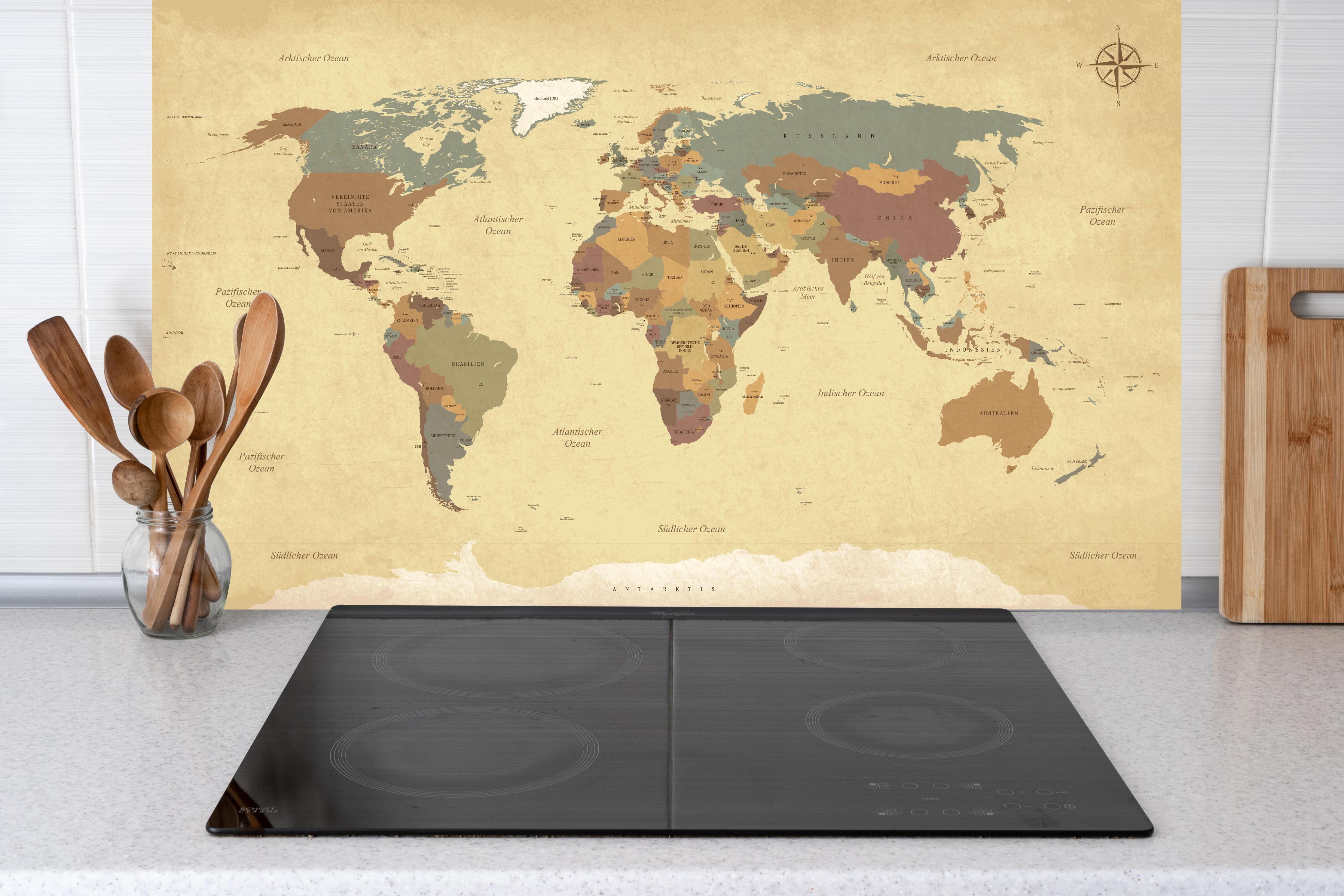 Küche - Texturierte Vintage Weltkarte in Beigetönen hinter weißen Hochglanz-Küchenregalen und schwarzem Wasserhahn