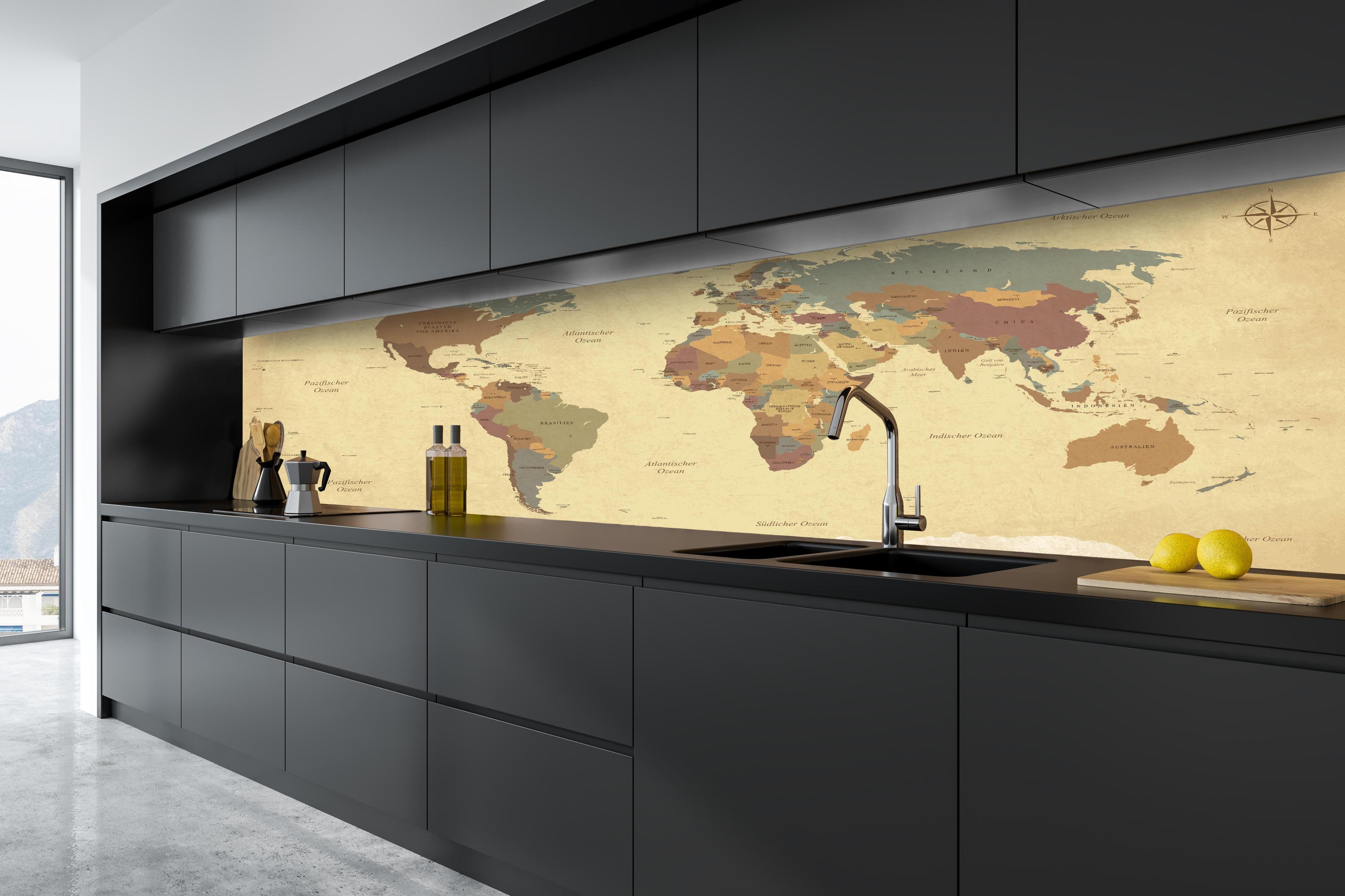 Küche - Texturierte Vintage Weltkarte in Beigetönen hinter weißen Hochglanz-Küchenregalen und schwarzem Wasserhahn