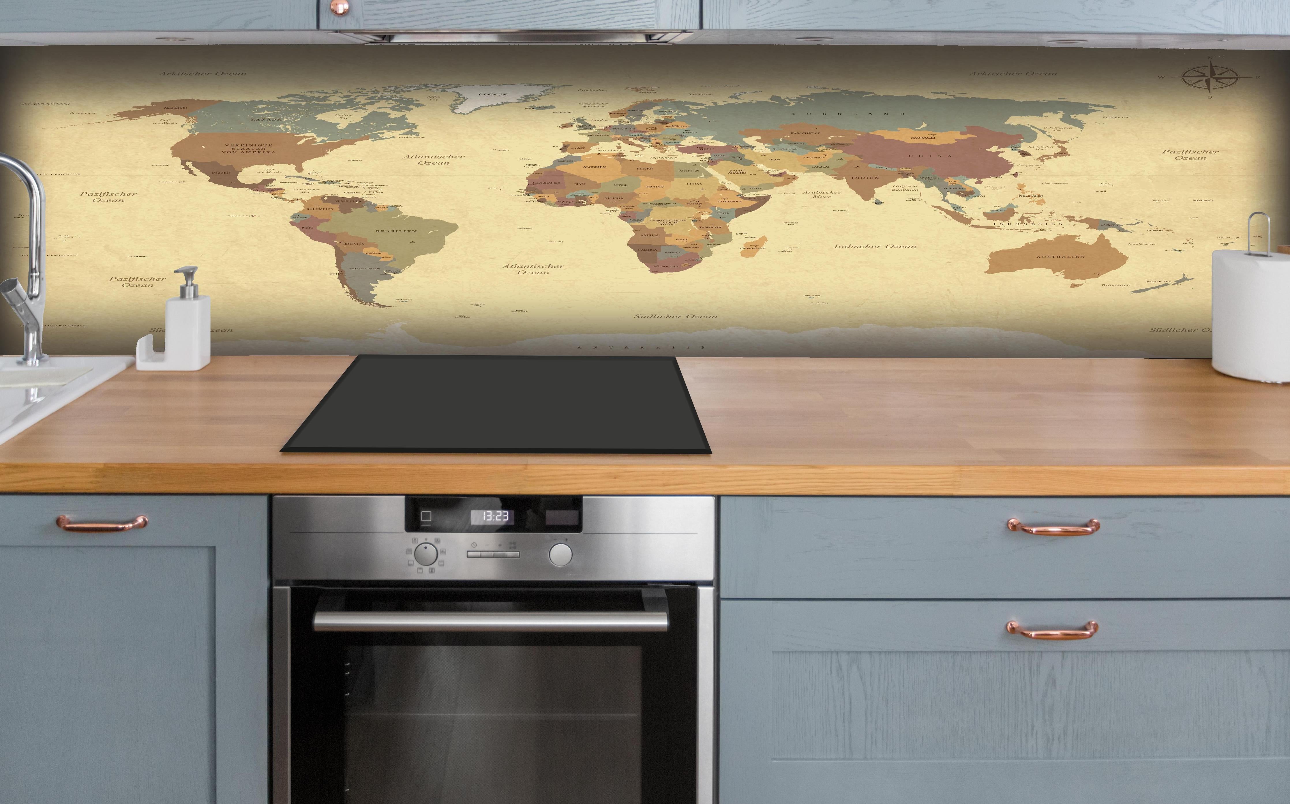 Küche - Texturierte Vintage Weltkarte in Beigetönen hinter weißen Hochglanz-Küchenregalen und schwarzem Wasserhahn