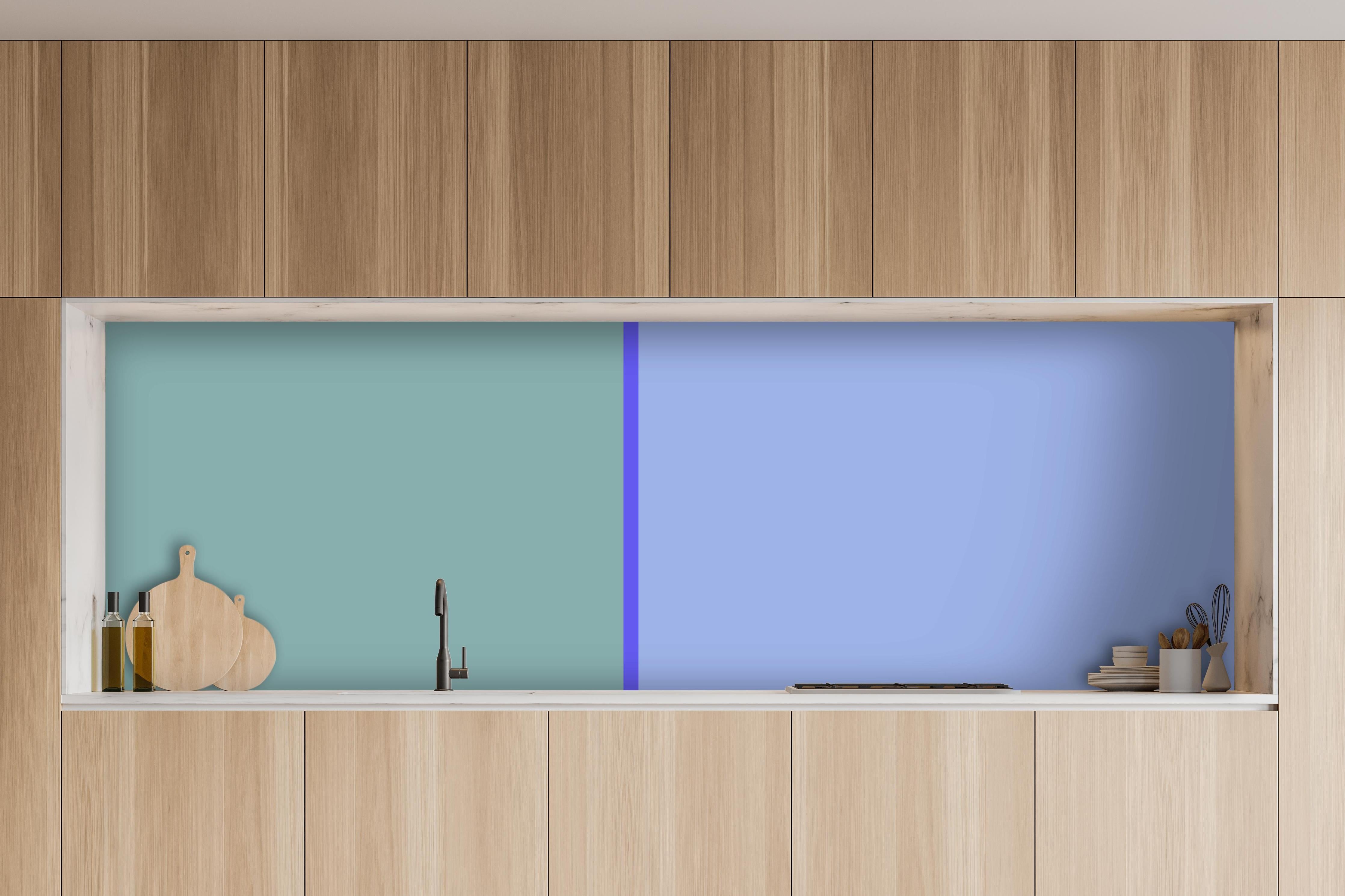 Küche - The Blues - Easy Vertical - Lavender hinter weißen Hochglanz-Küchenregalen und schwarzem Wasserhahn