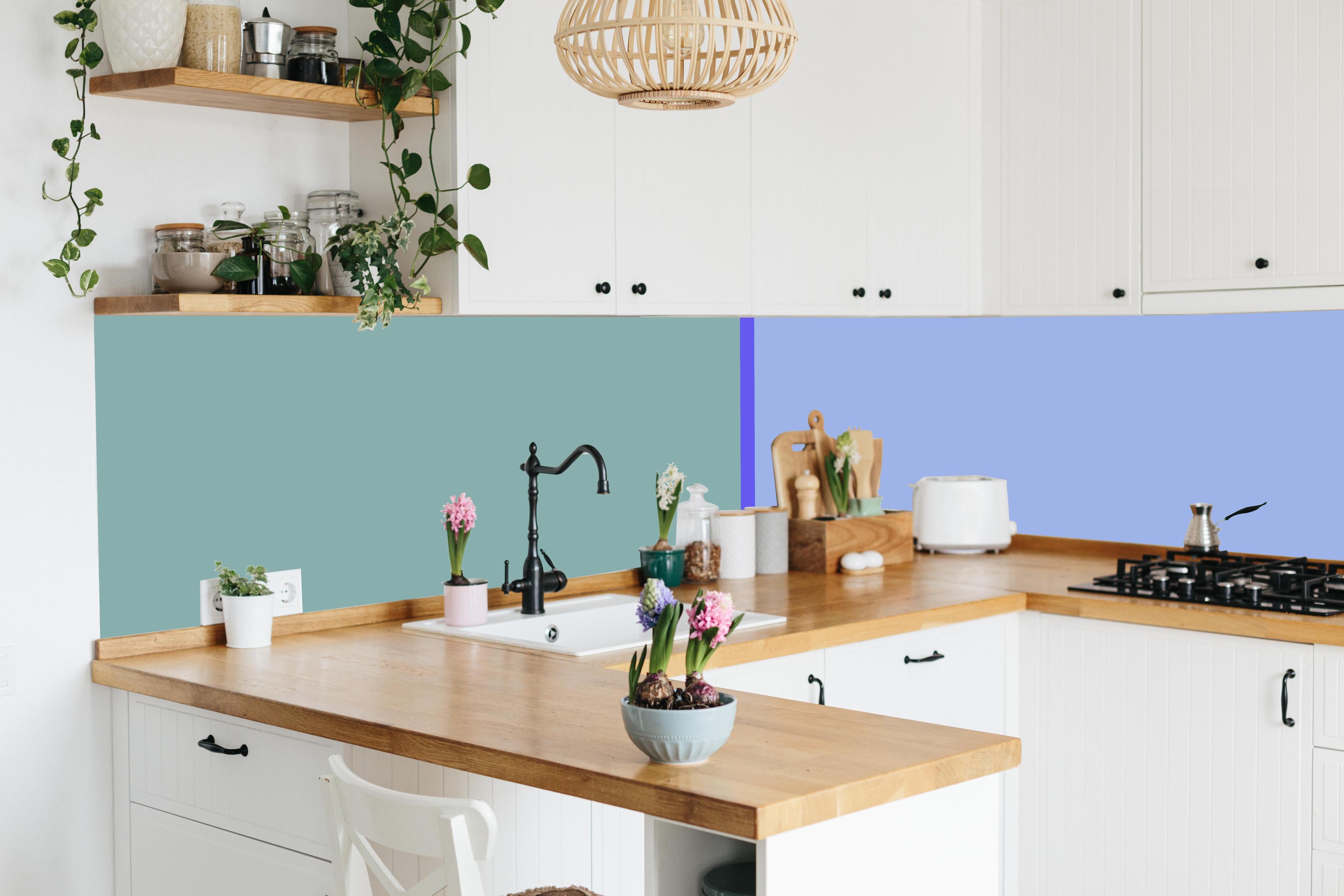 Küche - The Blues - Easy Vertical - Lavender hinter weißen Hochglanz-Küchenregalen und schwarzem Wasserhahn