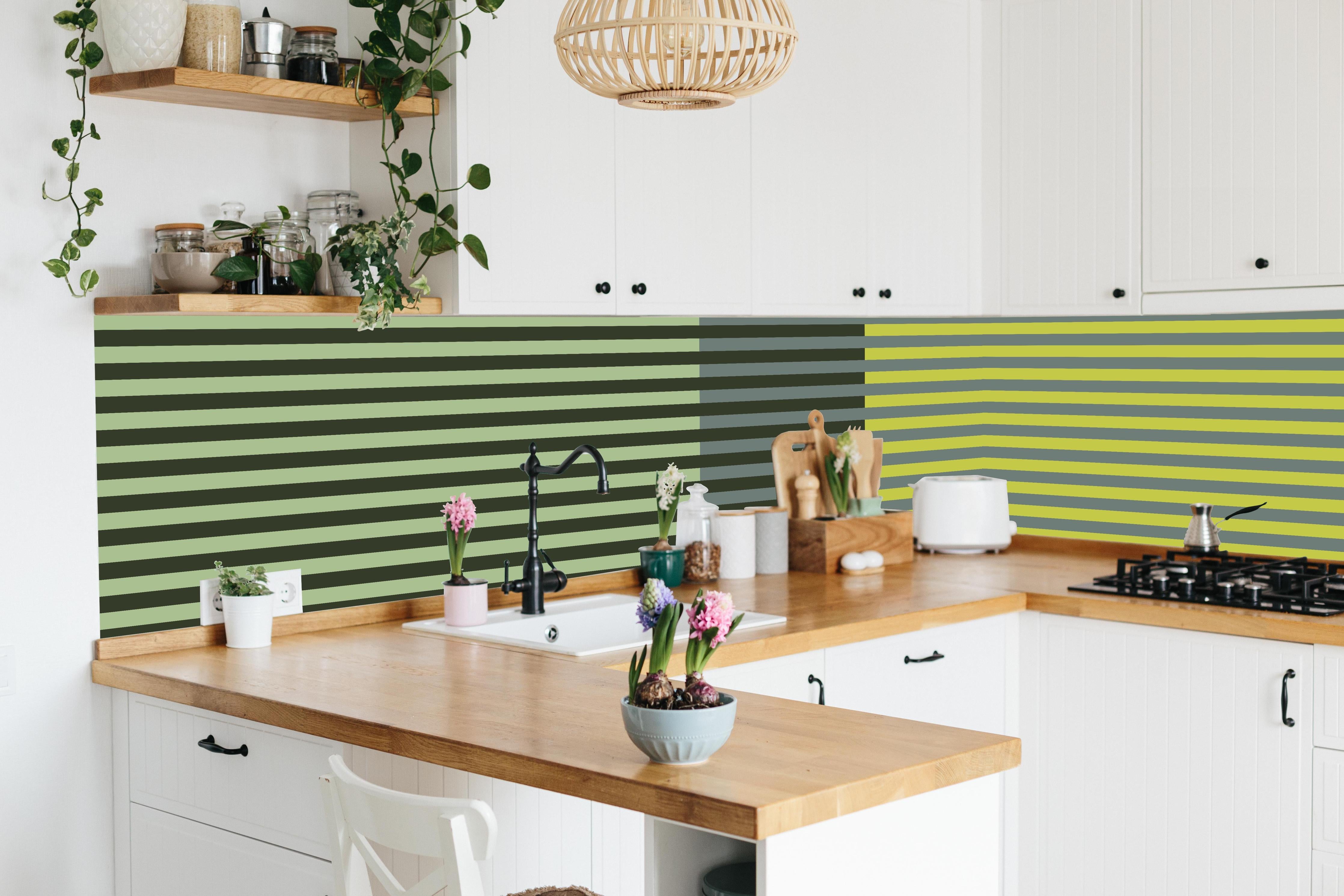 Küche - The Greens - Multy Stripes - Matcha hinter weißen Hochglanz-Küchenregalen und schwarzem Wasserhahn