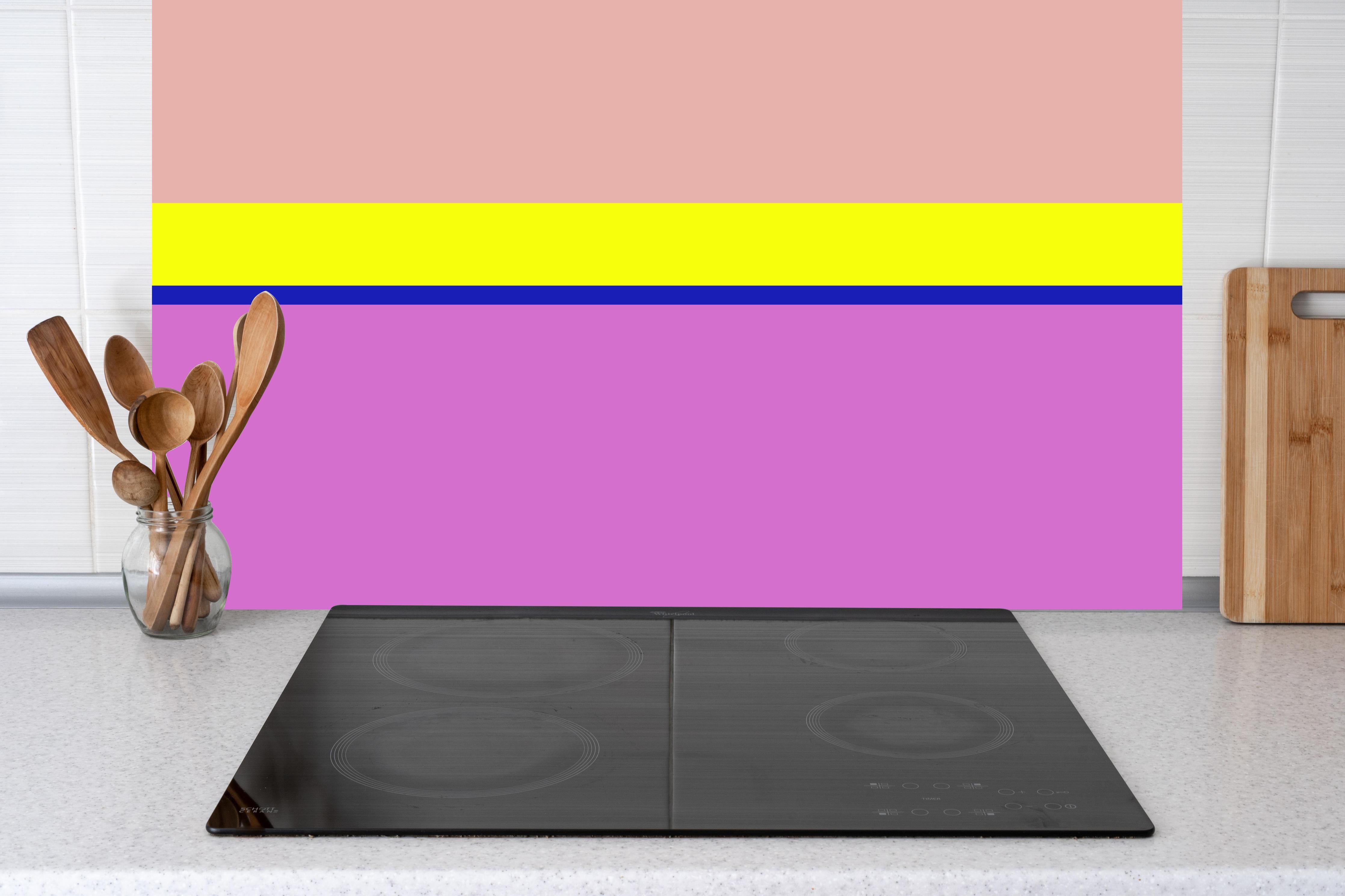 Küche - The Neons - Horizontal - Stellar hinter weißen Hochglanz-Küchenregalen und schwarzem Wasserhahn