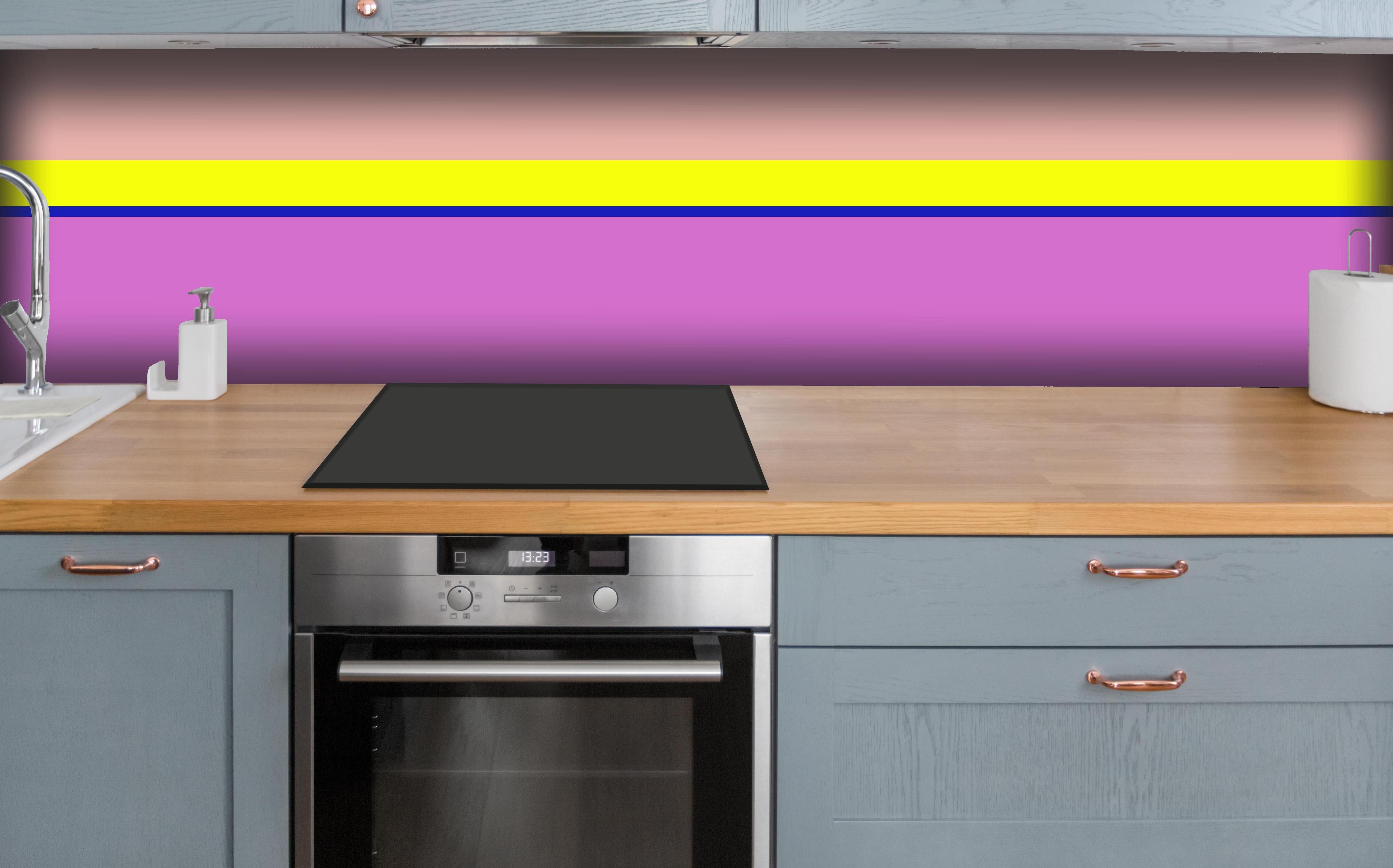 Küche - The Neons - Horizontal - Stellar hinter weißen Hochglanz-Küchenregalen und schwarzem Wasserhahn