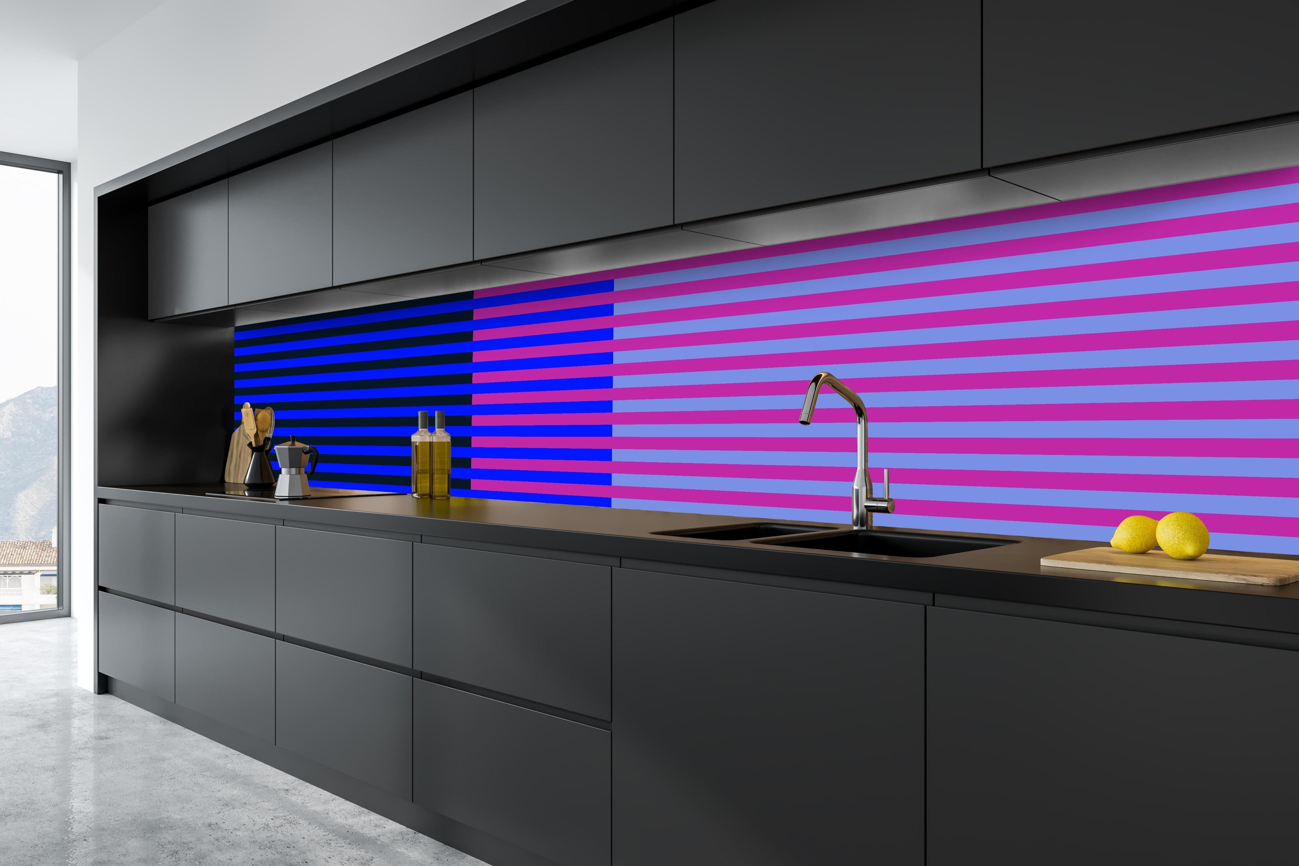 Küche - The Neons - Multy Stripes - Luna hinter weißen Hochglanz-Küchenregalen und schwarzem Wasserhahn