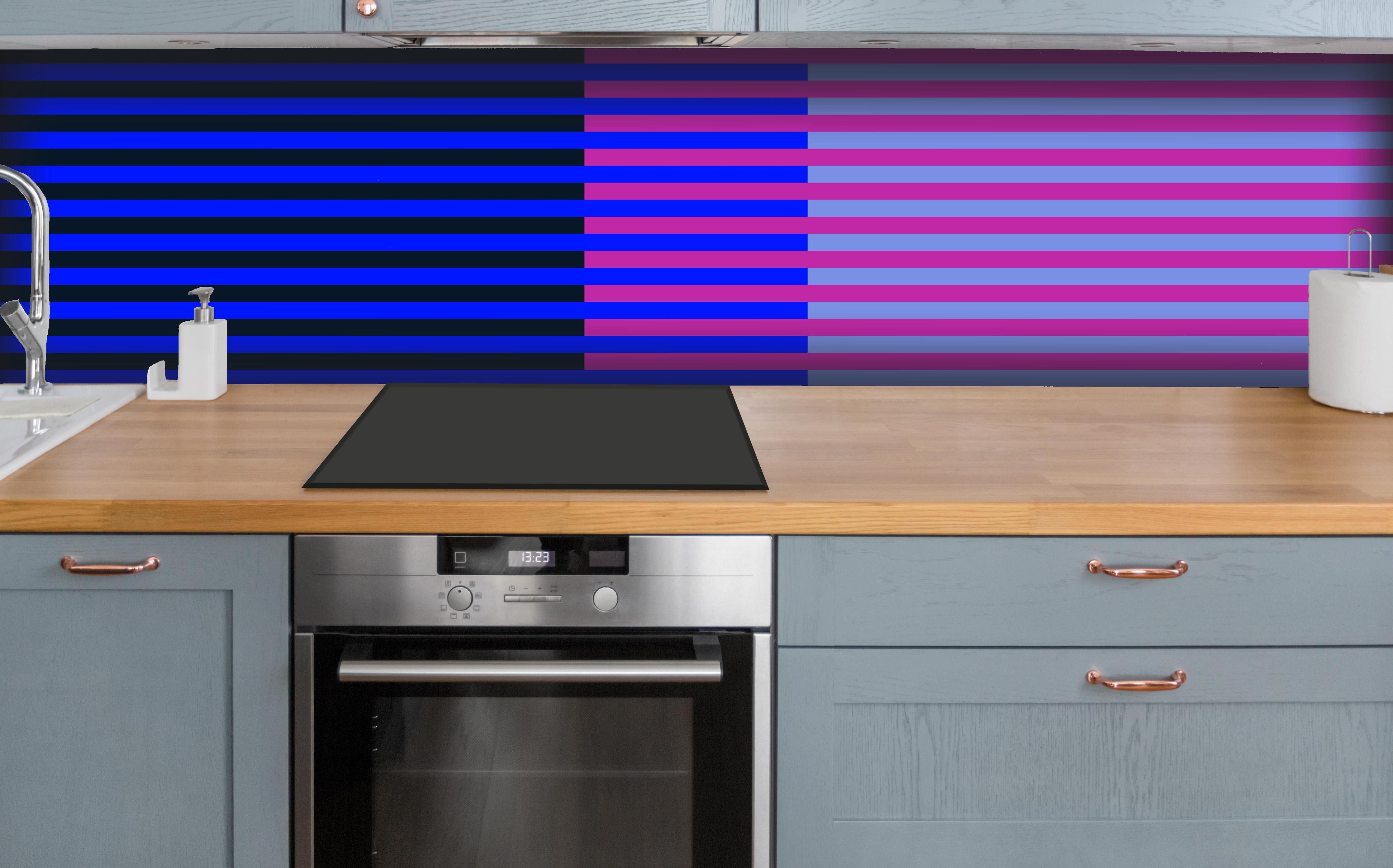 Küche - The Neons - Multy Stripes - Luna hinter weißen Hochglanz-Küchenregalen und schwarzem Wasserhahn