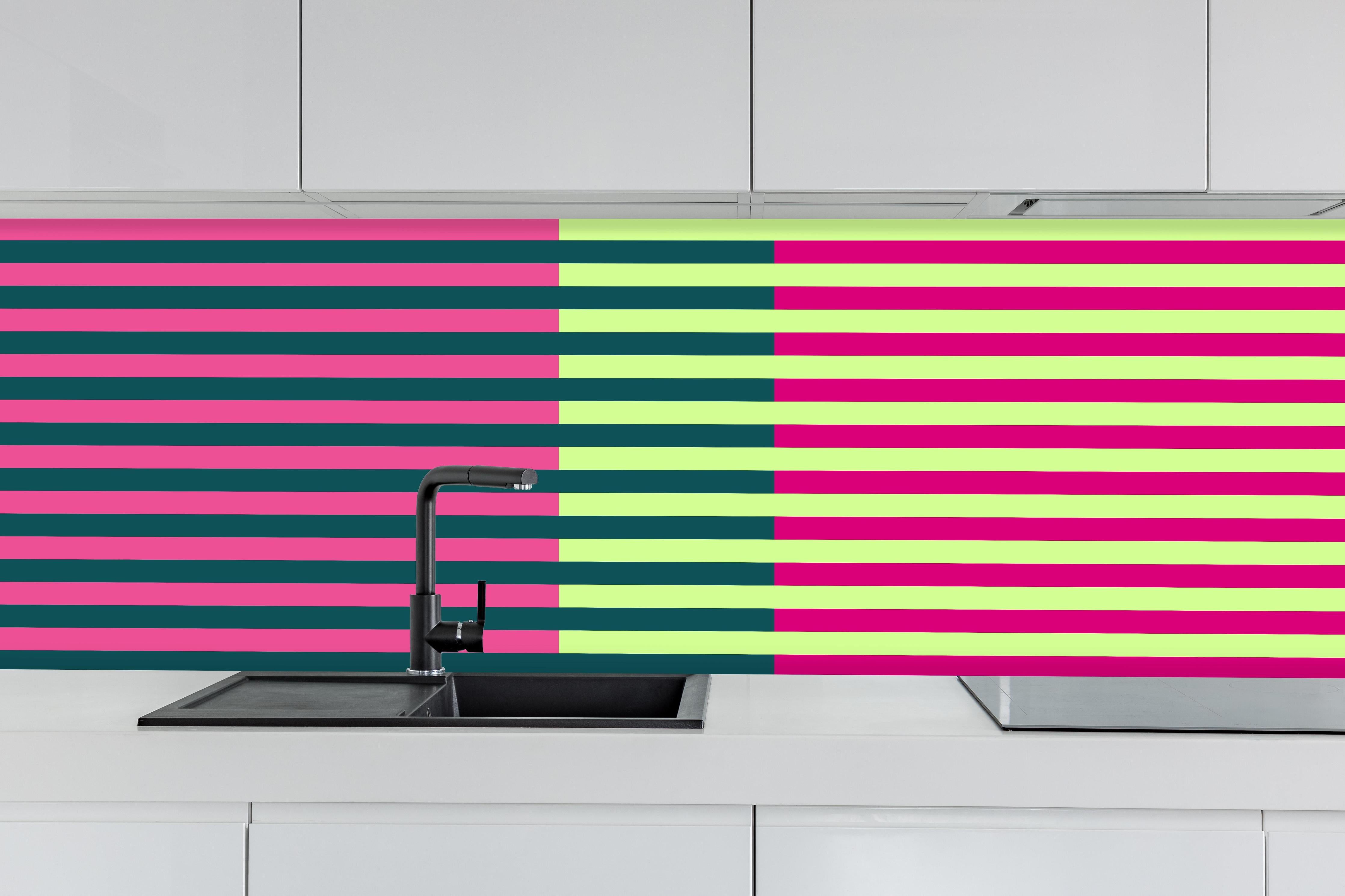 Küche - The Neons - Multy Stripes - Lyra hinter weißen Hochglanz-Küchenregalen und schwarzem Wasserhahn