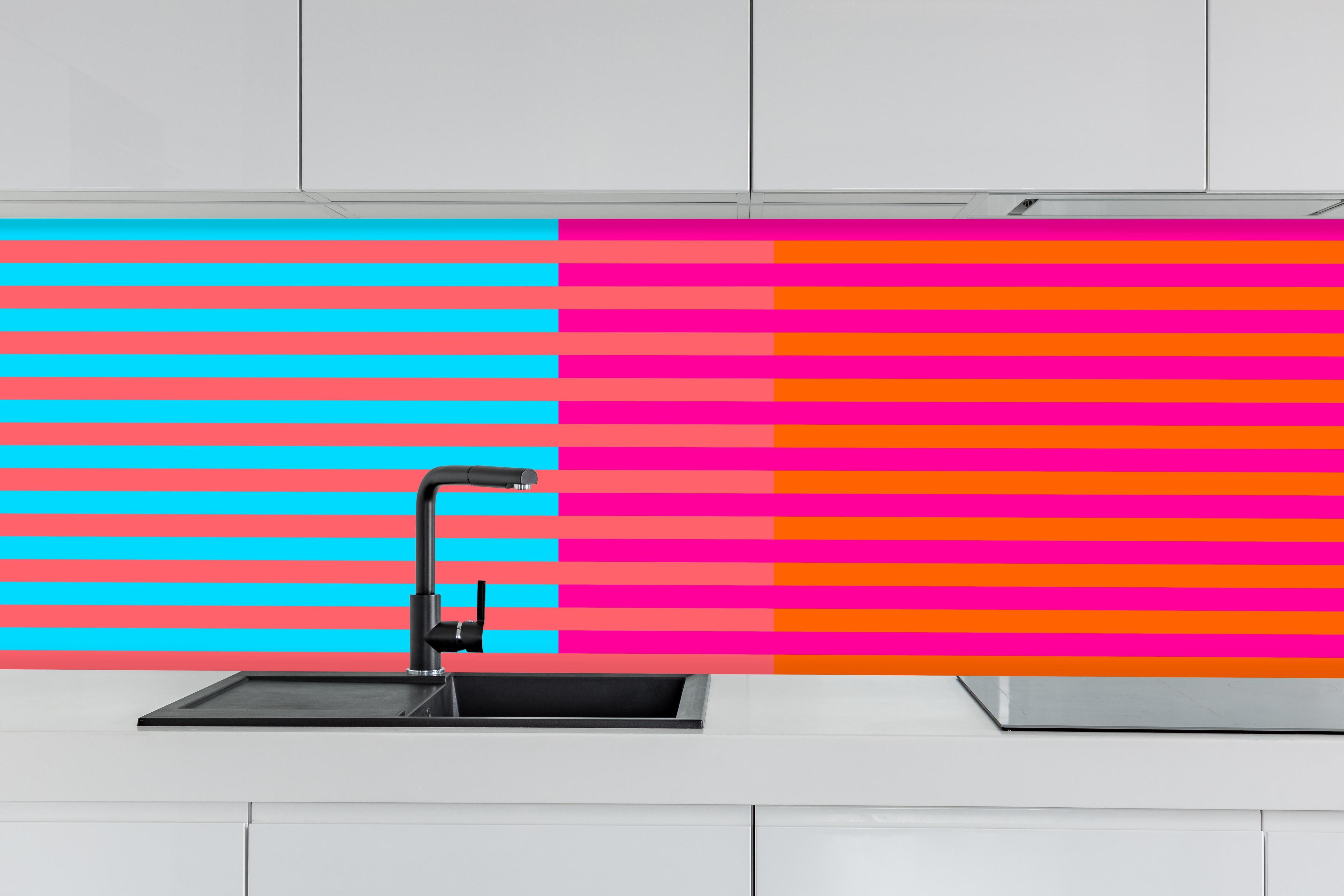 Küche - The Neons - Multy Stripes - Nova hinter weißen Hochglanz-Küchenregalen und schwarzem Wasserhahn