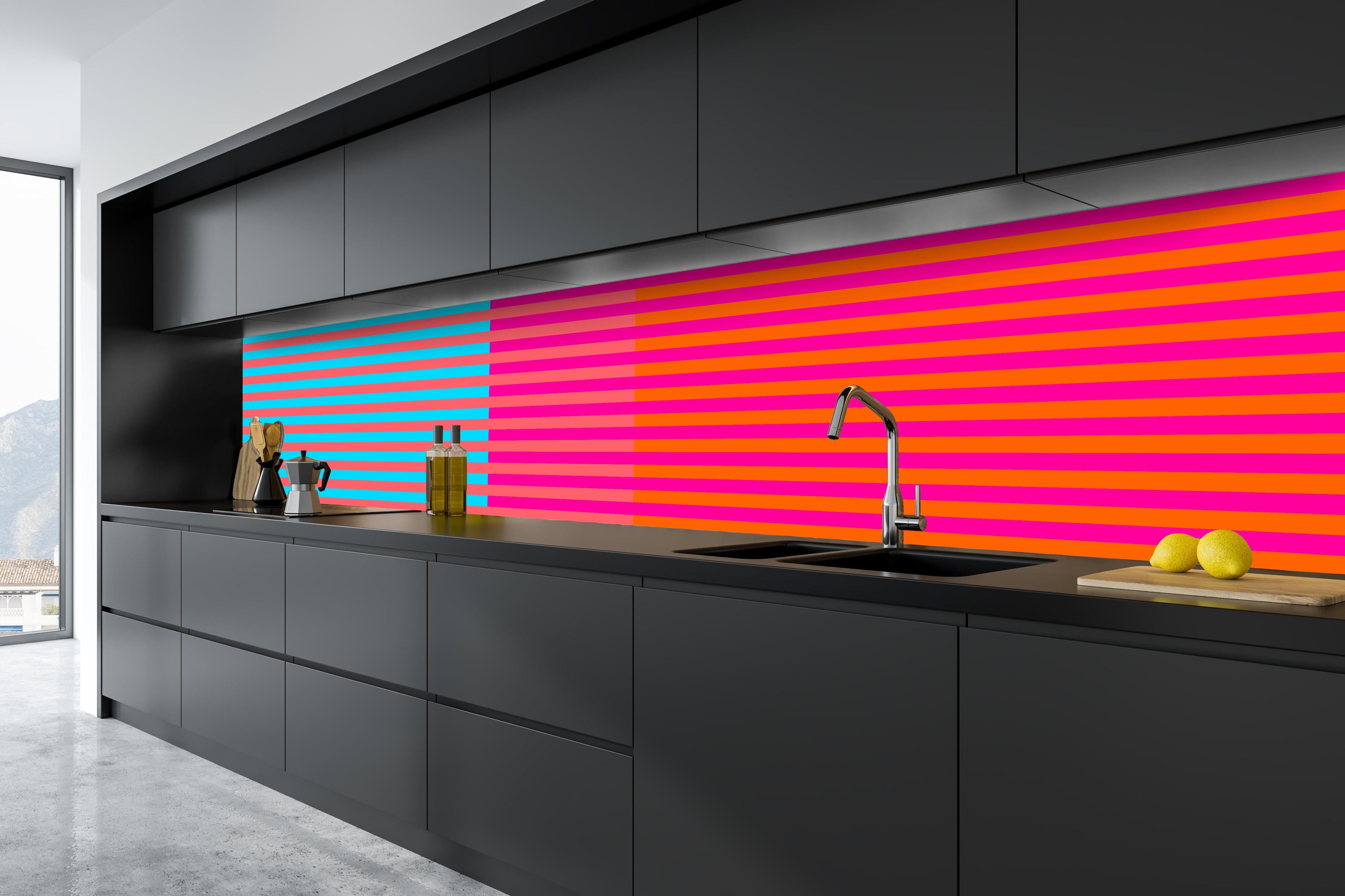 Küche - The Neons - Multy Stripes - Nova hinter weißen Hochglanz-Küchenregalen und schwarzem Wasserhahn