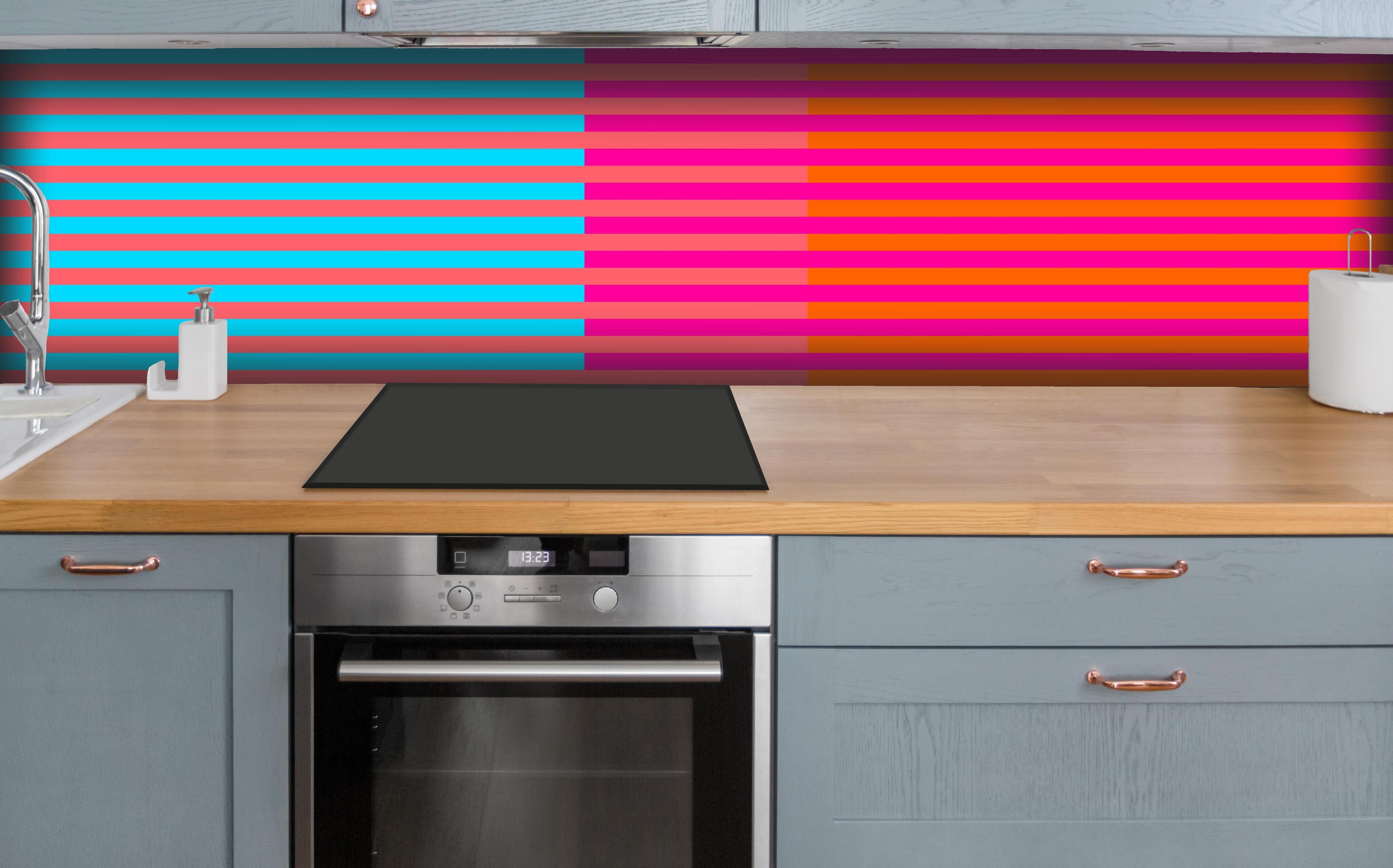 Küche - The Neons - Multy Stripes - Nova hinter weißen Hochglanz-Küchenregalen und schwarzem Wasserhahn