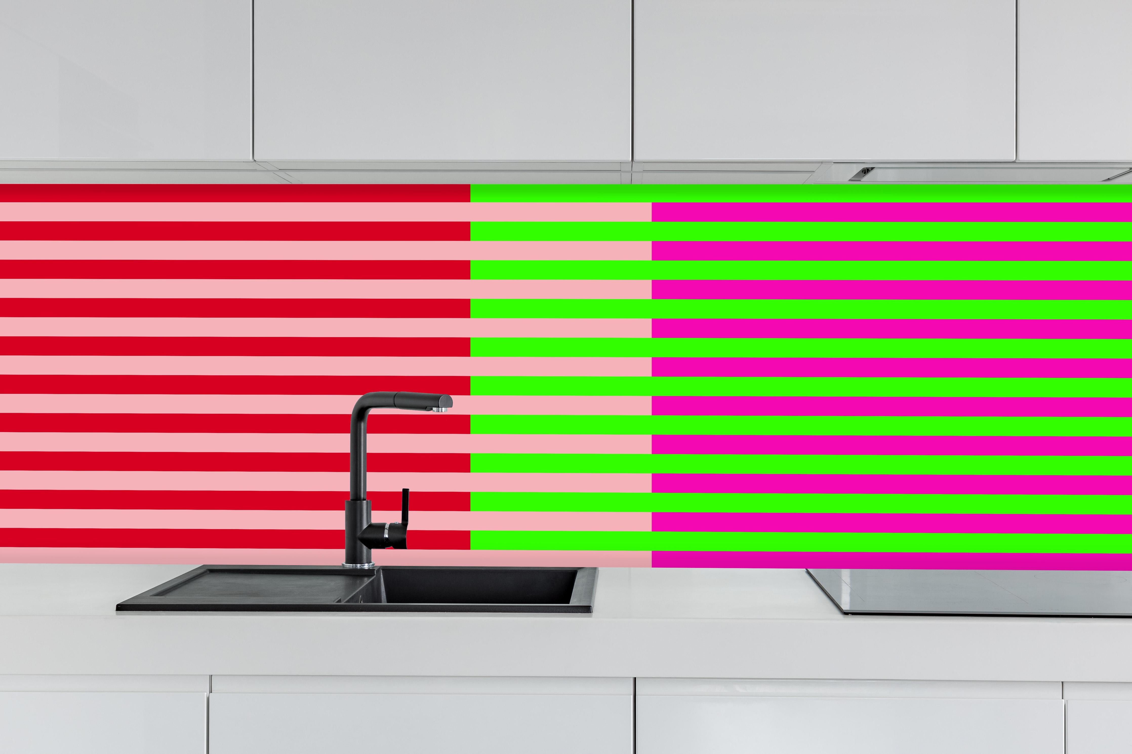 Küche - The Neons - Multy Stripes - Nox hinter weißen Hochglanz-Küchenregalen und schwarzem Wasserhahn