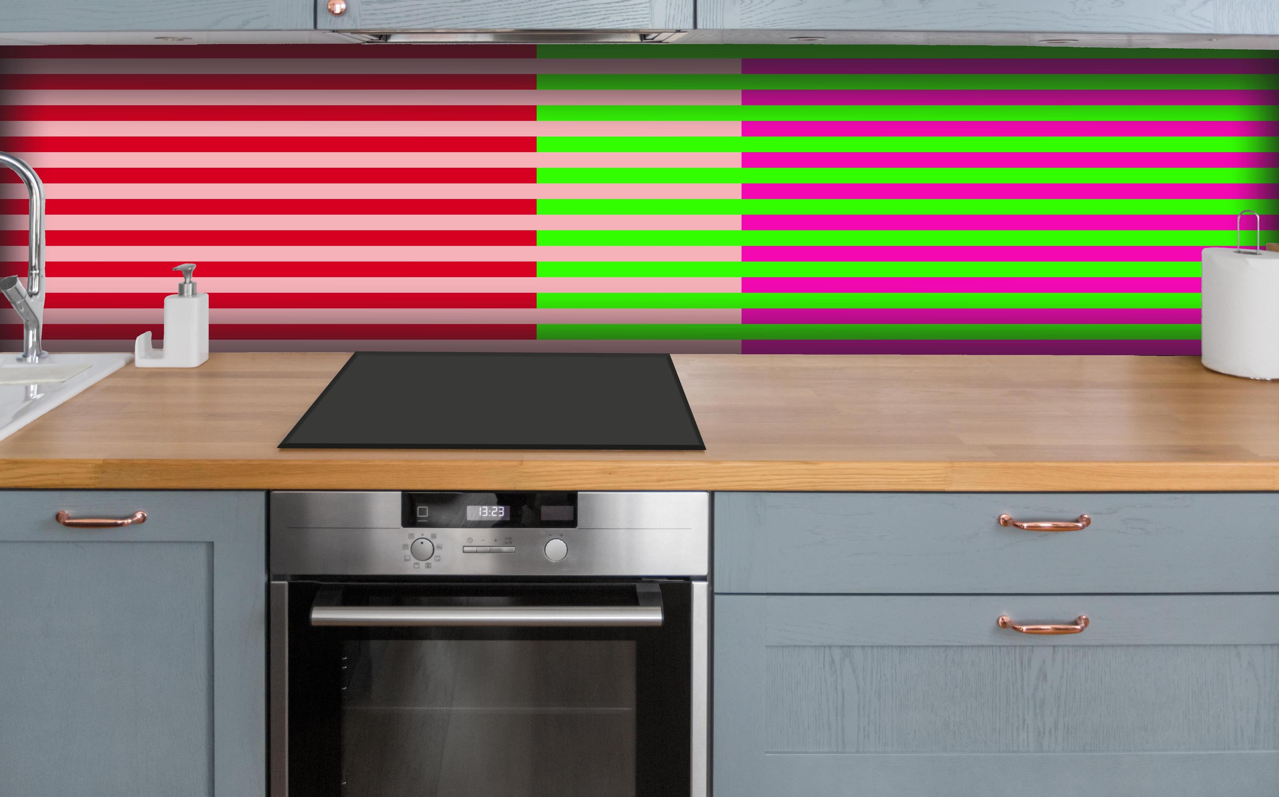 Küche - The Neons - Multy Stripes - Nox hinter weißen Hochglanz-Küchenregalen und schwarzem Wasserhahn