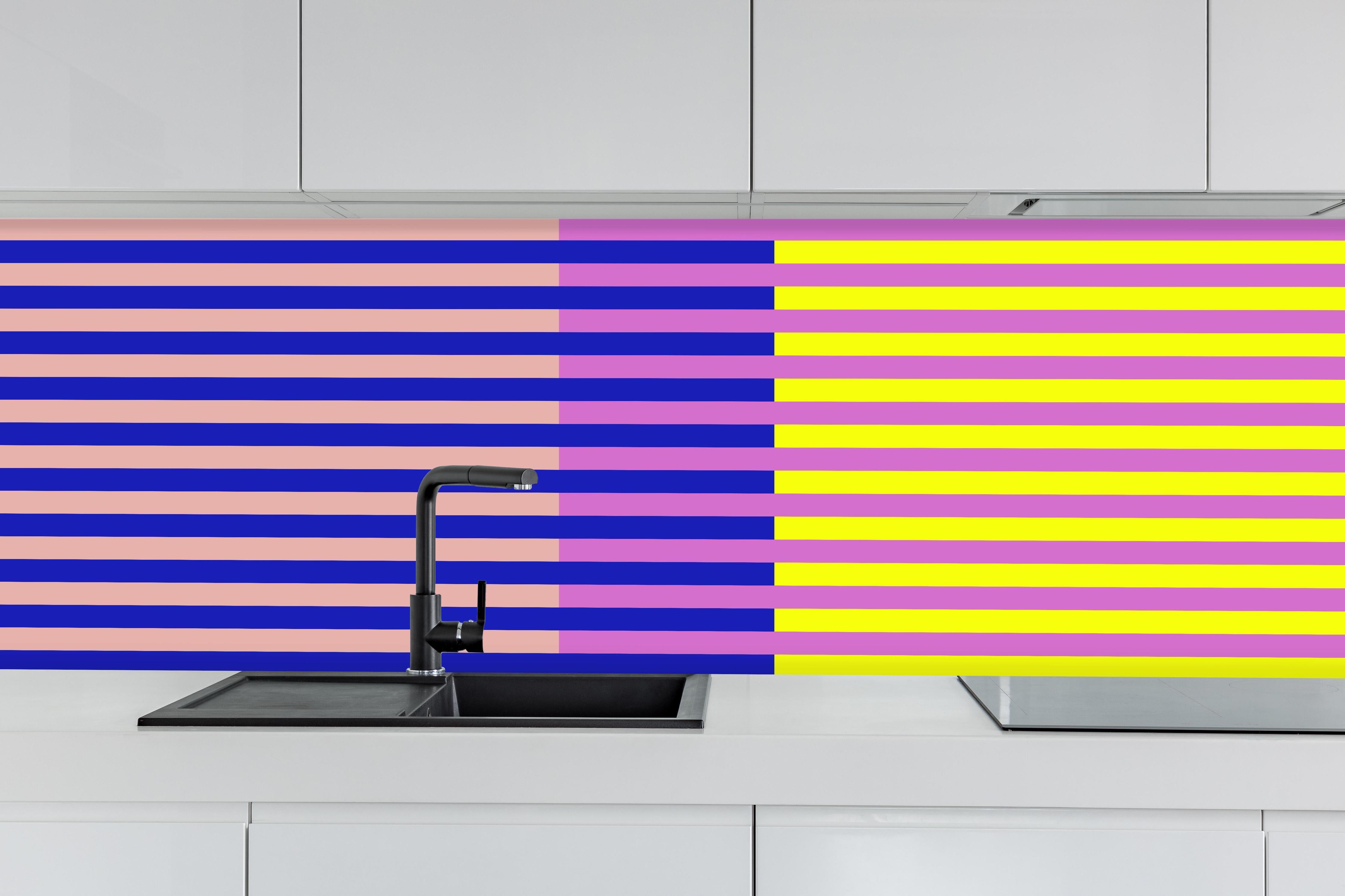 Küche - The Neons - Multy Stripes - Stellar hinter weißen Hochglanz-Küchenregalen und schwarzem Wasserhahn