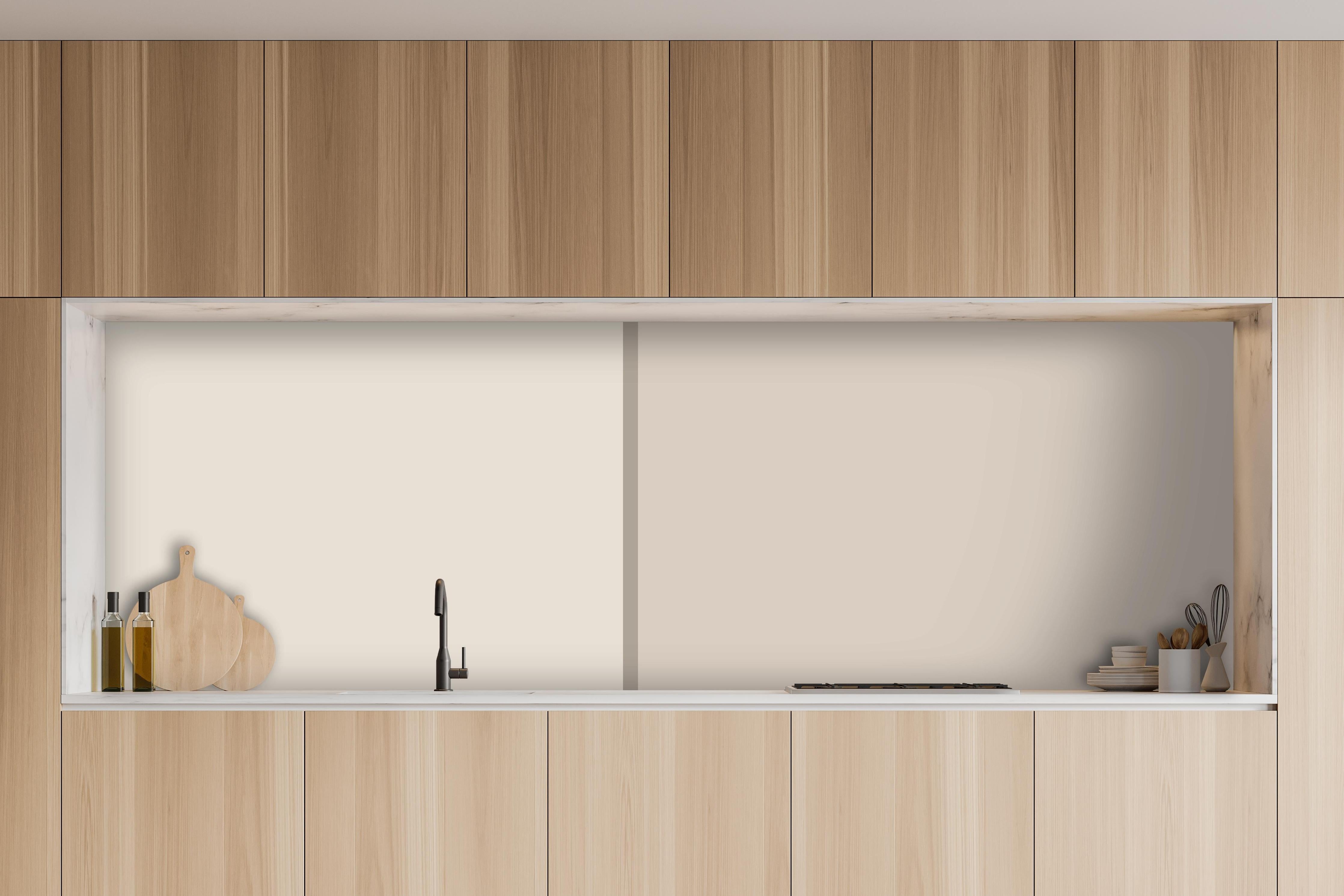 Küche - The Nudes - Easy Vertikal - Caramel hinter weißen Hochglanz-Küchenregalen und schwarzem Wasserhahn