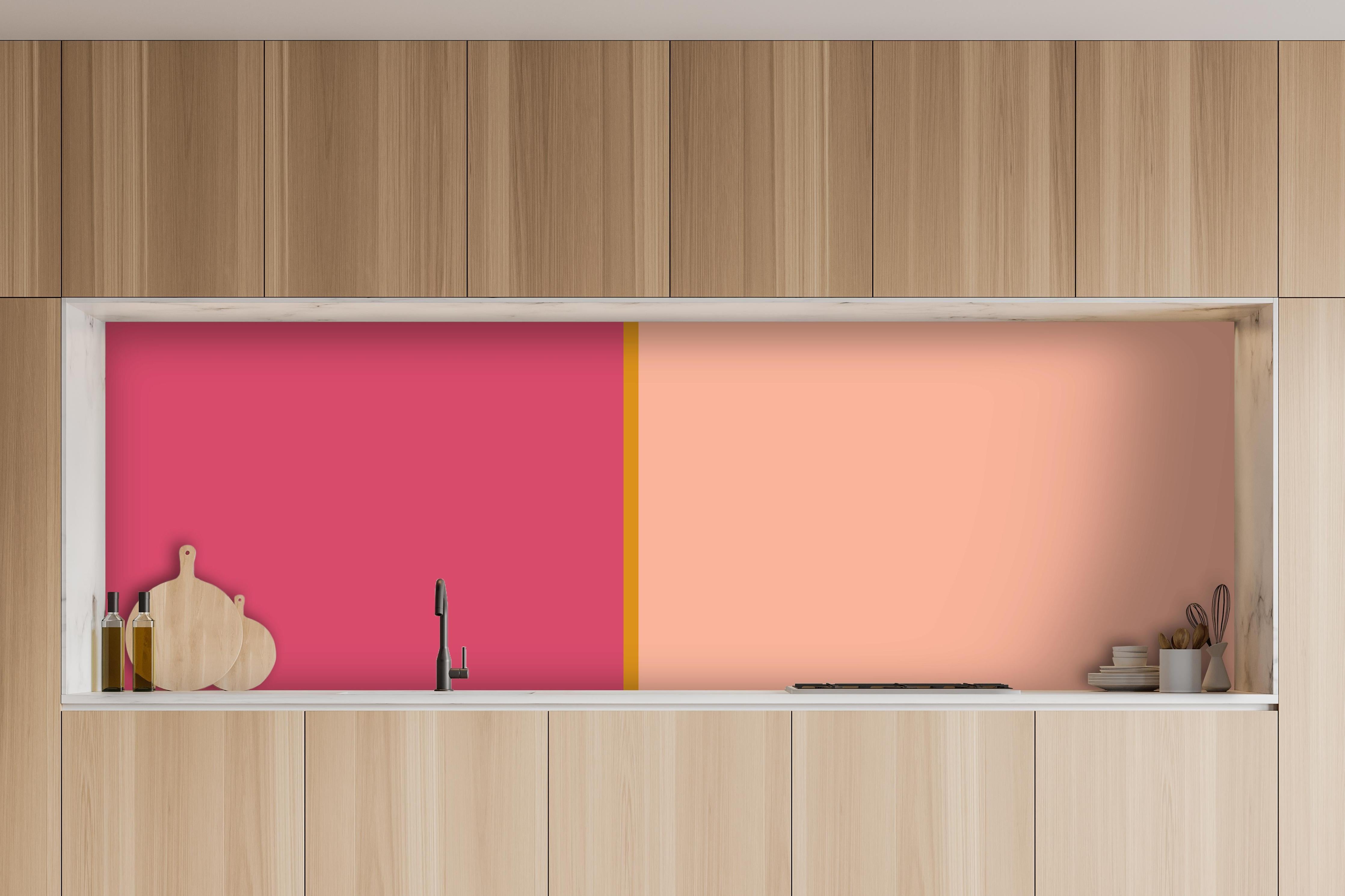 Küche - The Oranges - Easy Vertical - Cotton Candy hinter weißen Hochglanz-Küchenregalen und schwarzem Wasserhahn