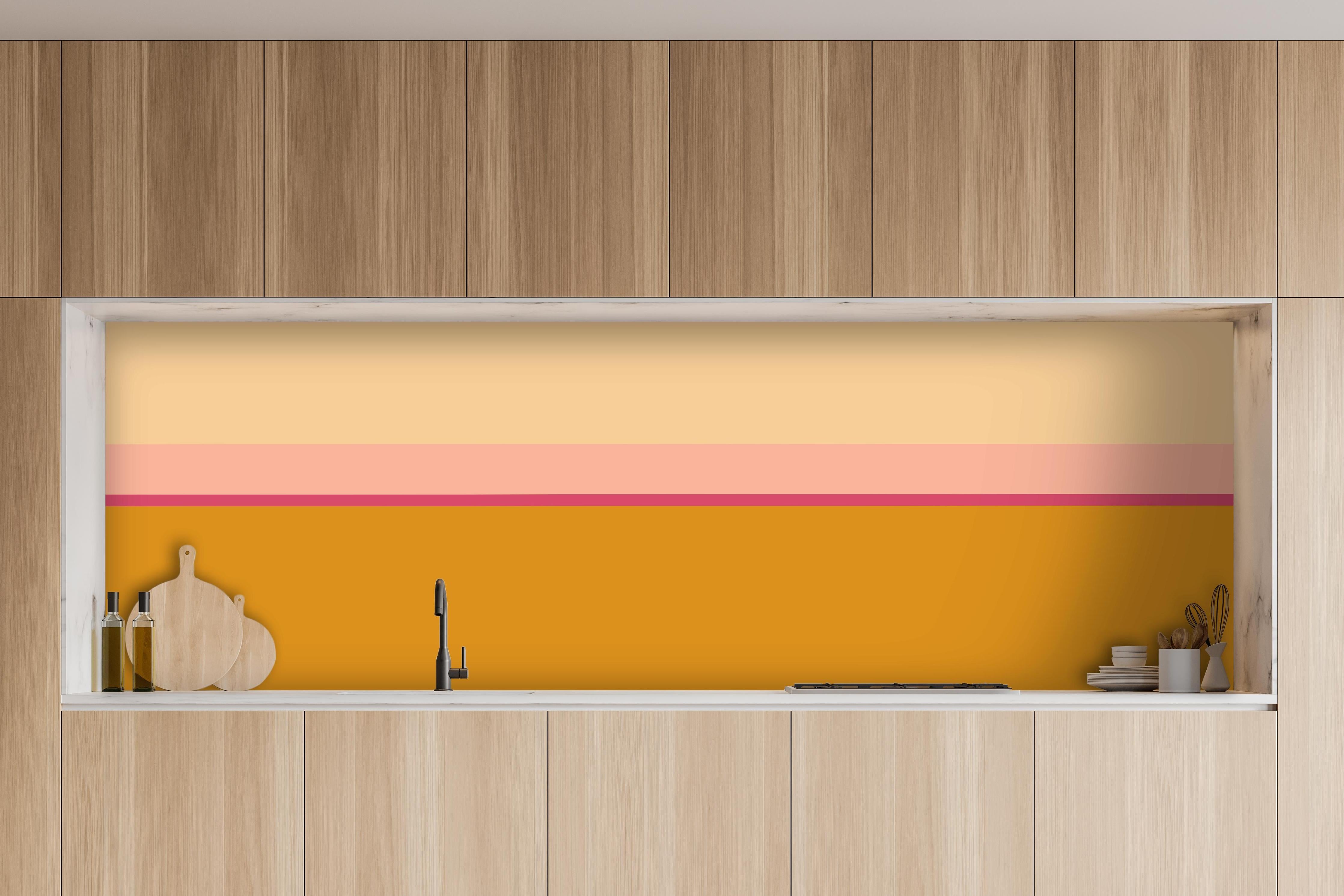 Küche - The Oranges - Horizontal - Cotton Candy hinter weißen Hochglanz-Küchenregalen und schwarzem Wasserhahn