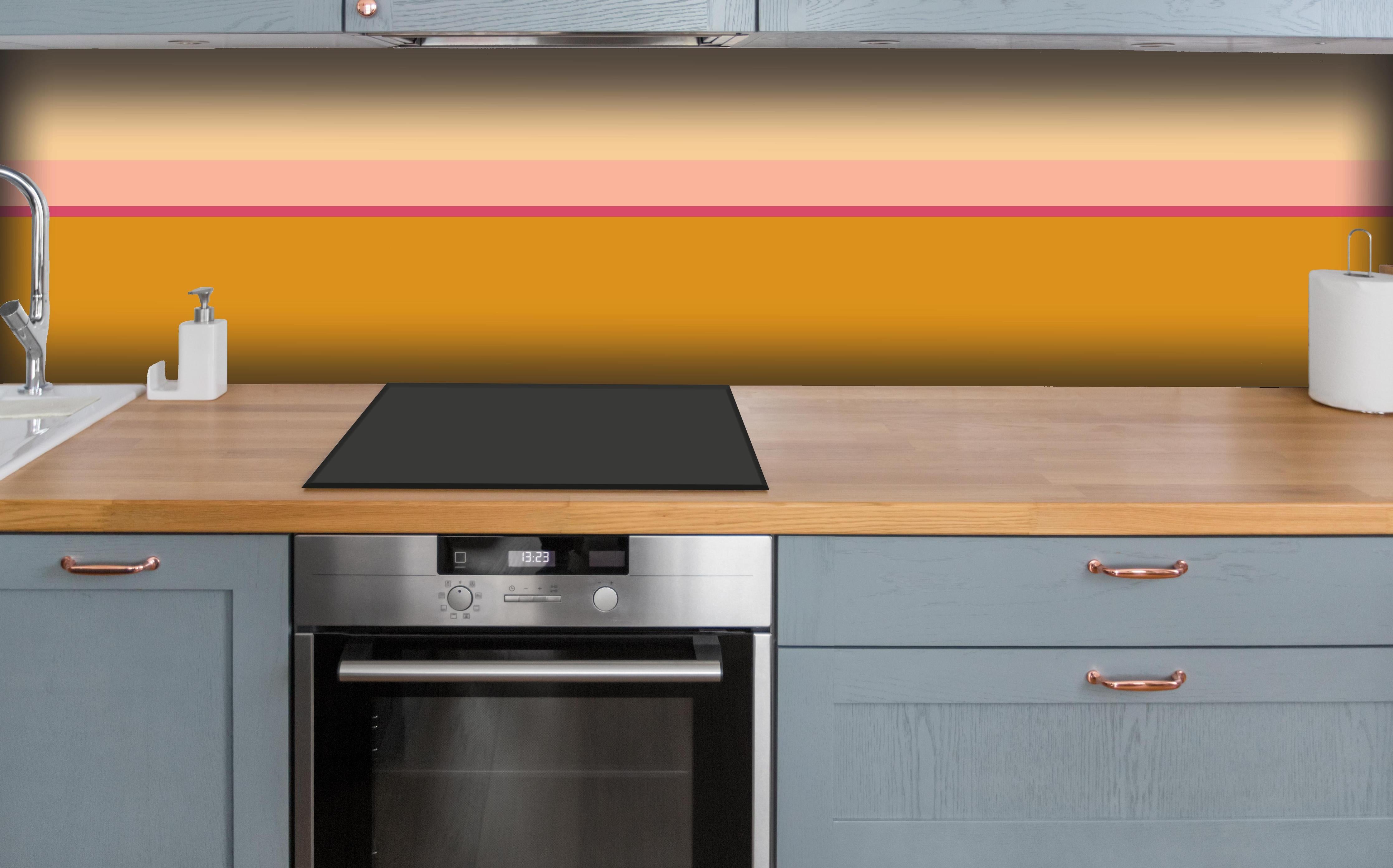 Küche - The Oranges - Horizontal - Cotton Candy hinter weißen Hochglanz-Küchenregalen und schwarzem Wasserhahn