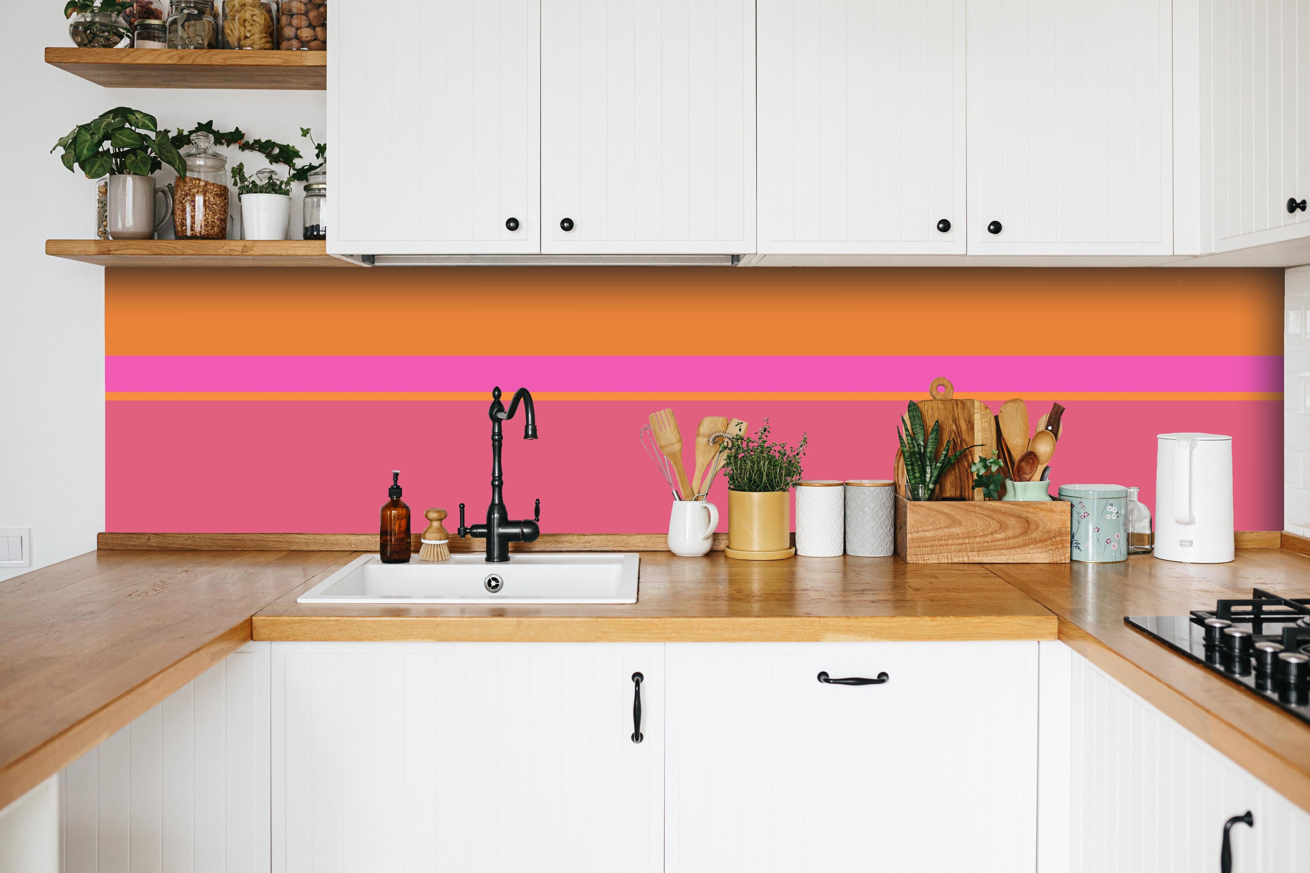 Küche - The Oranges - Horizontal - Fuchsia hinter weißen Hochglanz-Küchenregalen und schwarzem Wasserhahn