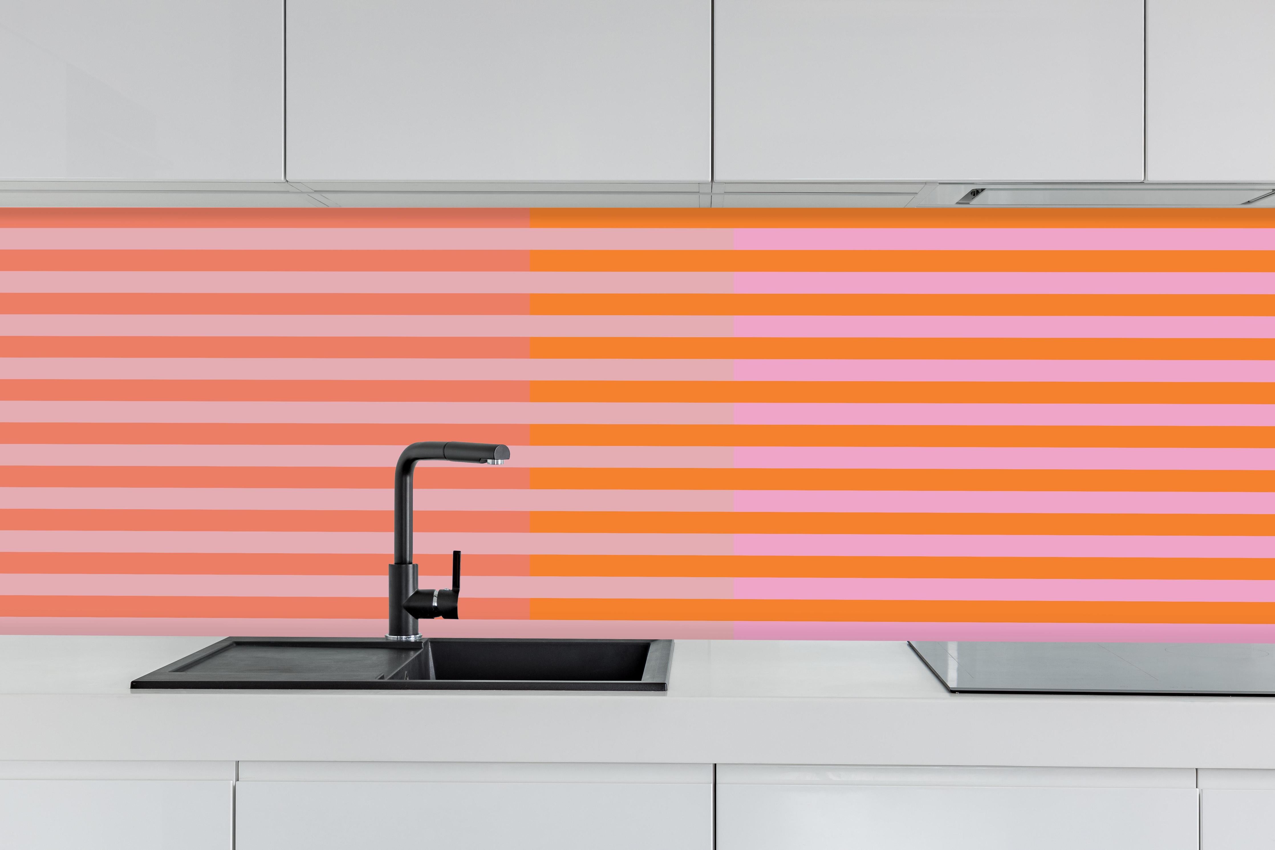 Küche - The Oranges - Multy Stripes - Coral hinter weißen Hochglanz-Küchenregalen und schwarzem Wasserhahn