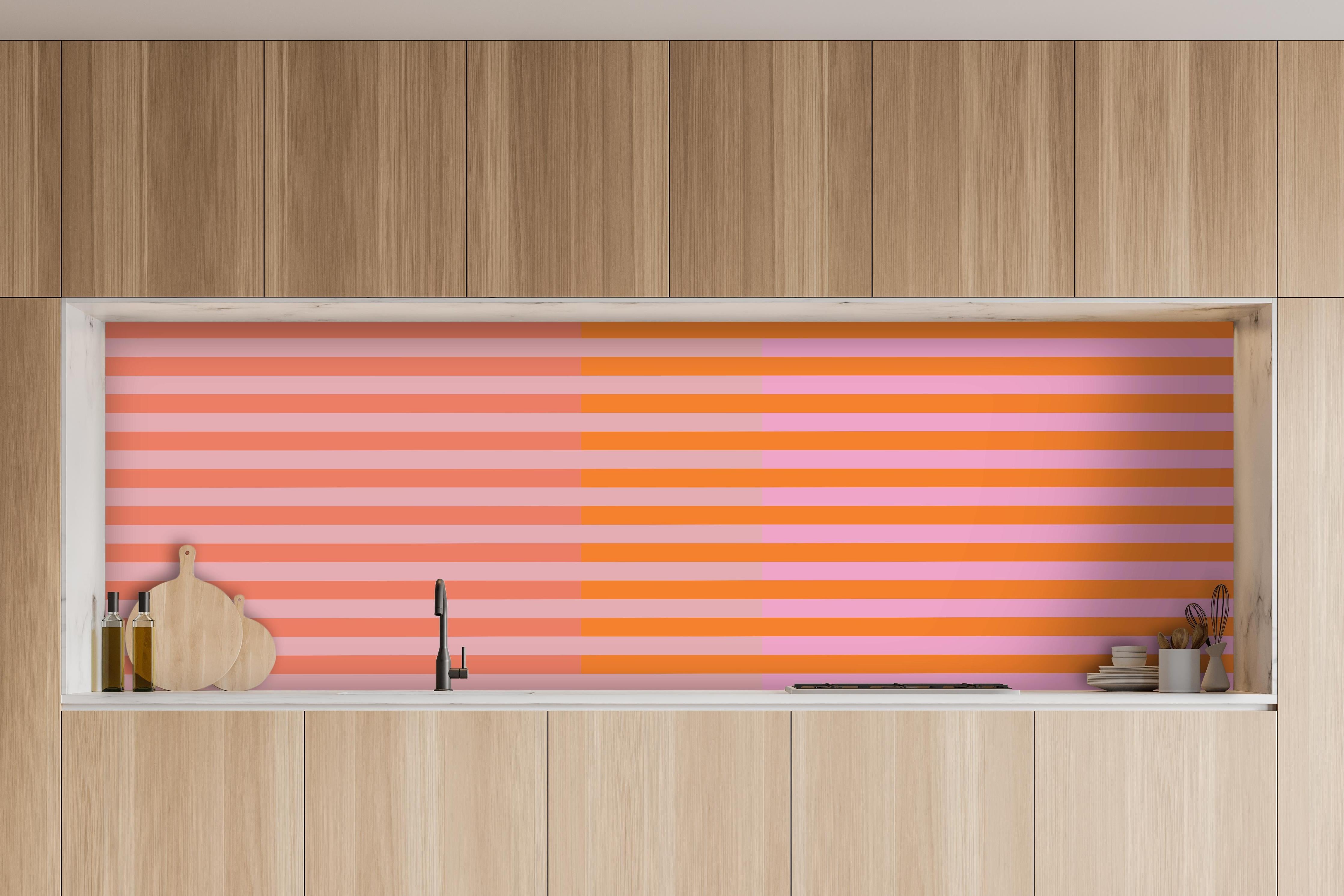 Küche - The Oranges - Multy Stripes - Coral hinter weißen Hochglanz-Küchenregalen und schwarzem Wasserhahn