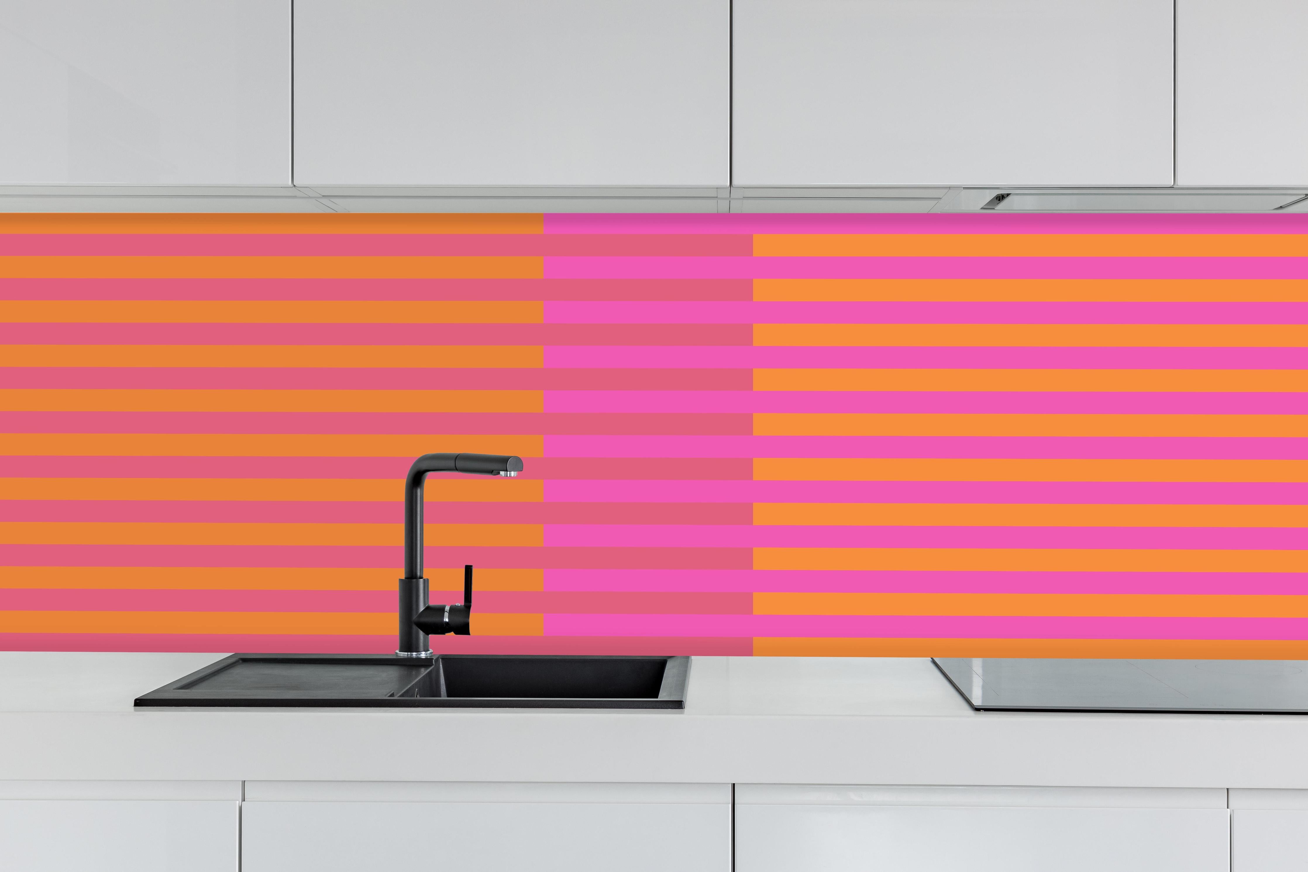 Küche - The Oranges - Multy Stripes - Fuchsia hinter weißen Hochglanz-Küchenregalen und schwarzem Wasserhahn