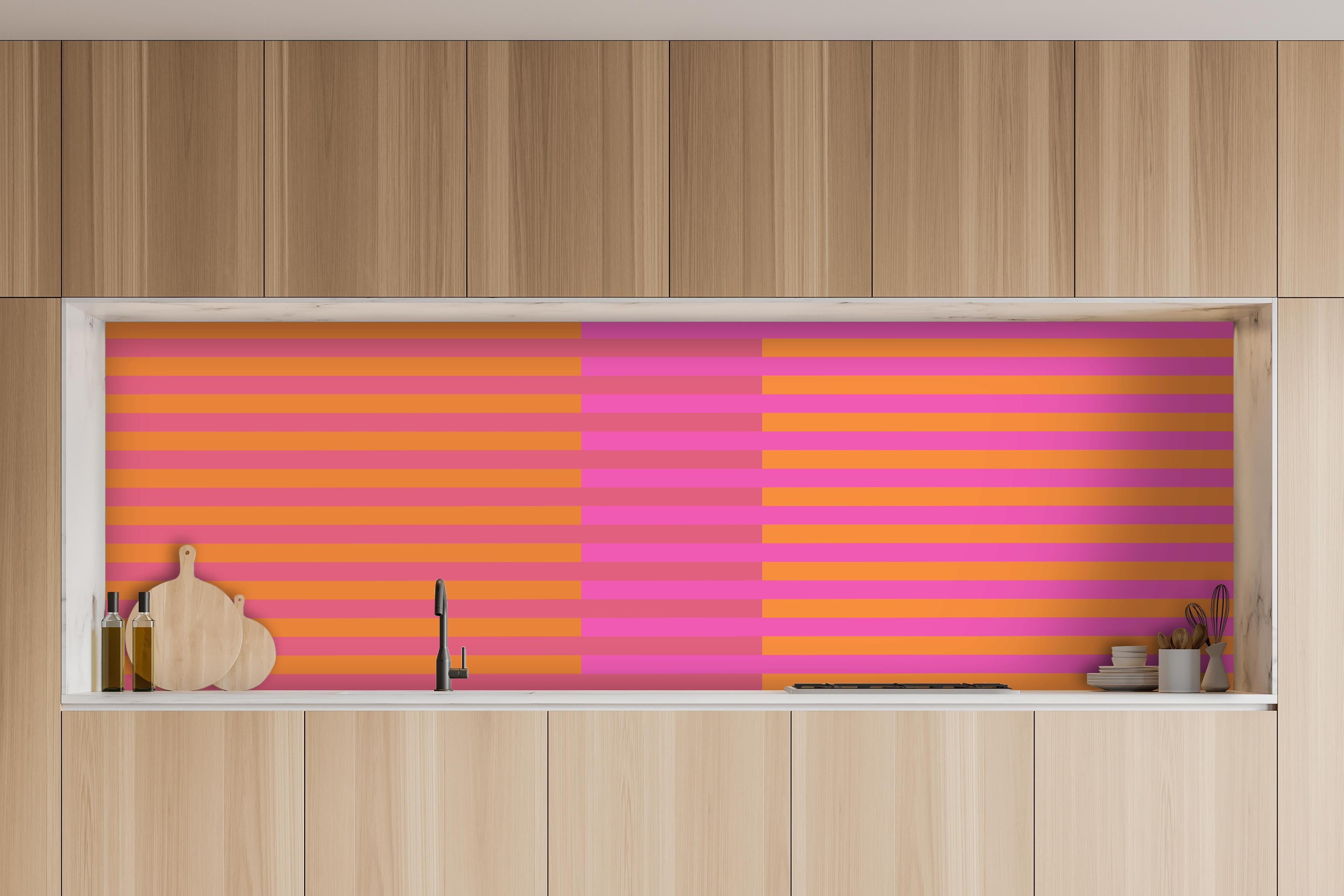 Küche - The Oranges - Multy Stripes - Fuchsia hinter weißen Hochglanz-Küchenregalen und schwarzem Wasserhahn