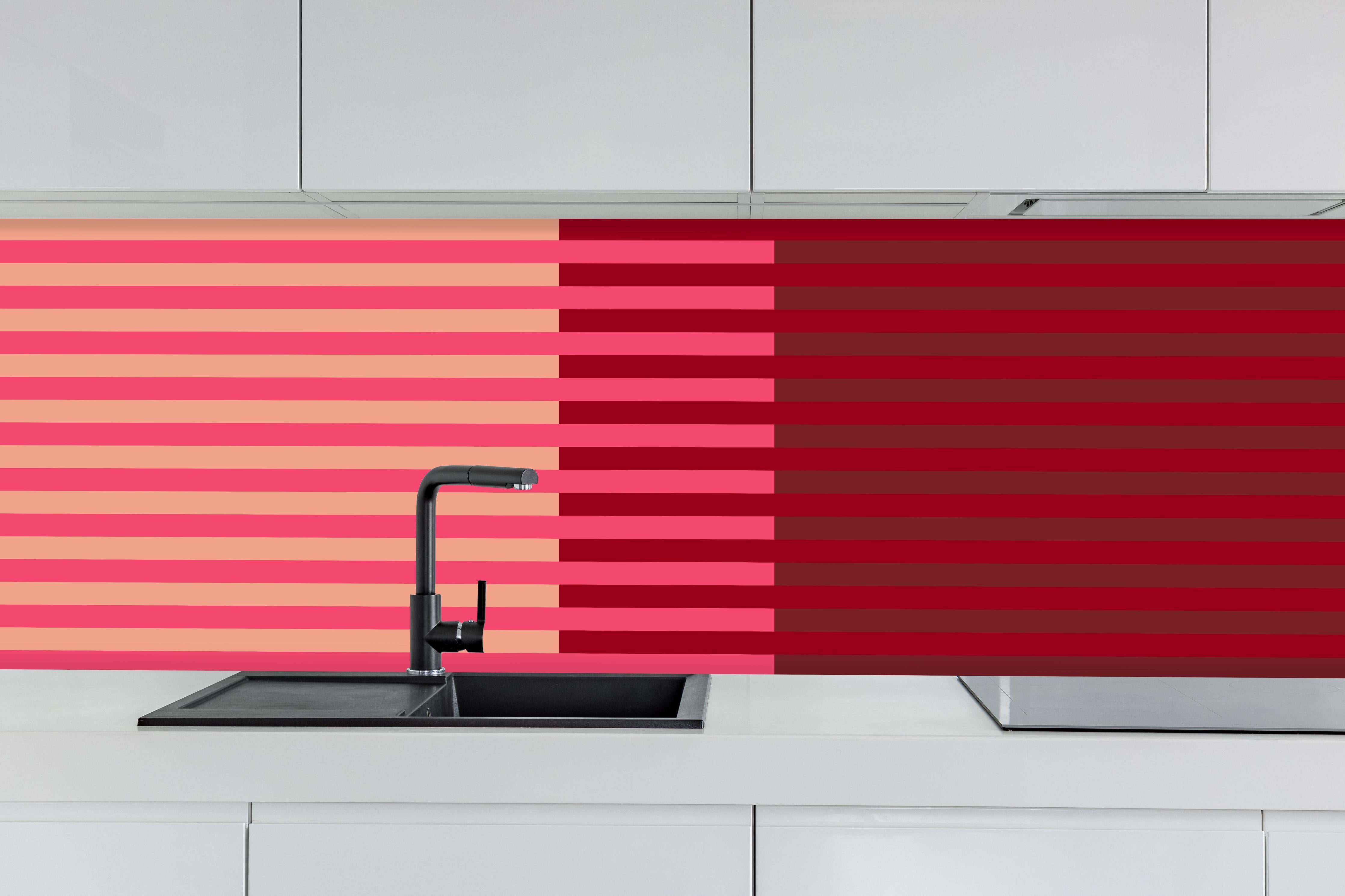 Küche - The Reds - Multy Stripes - Cherry hinter weißen Hochglanz-Küchenregalen und schwarzem Wasserhahn