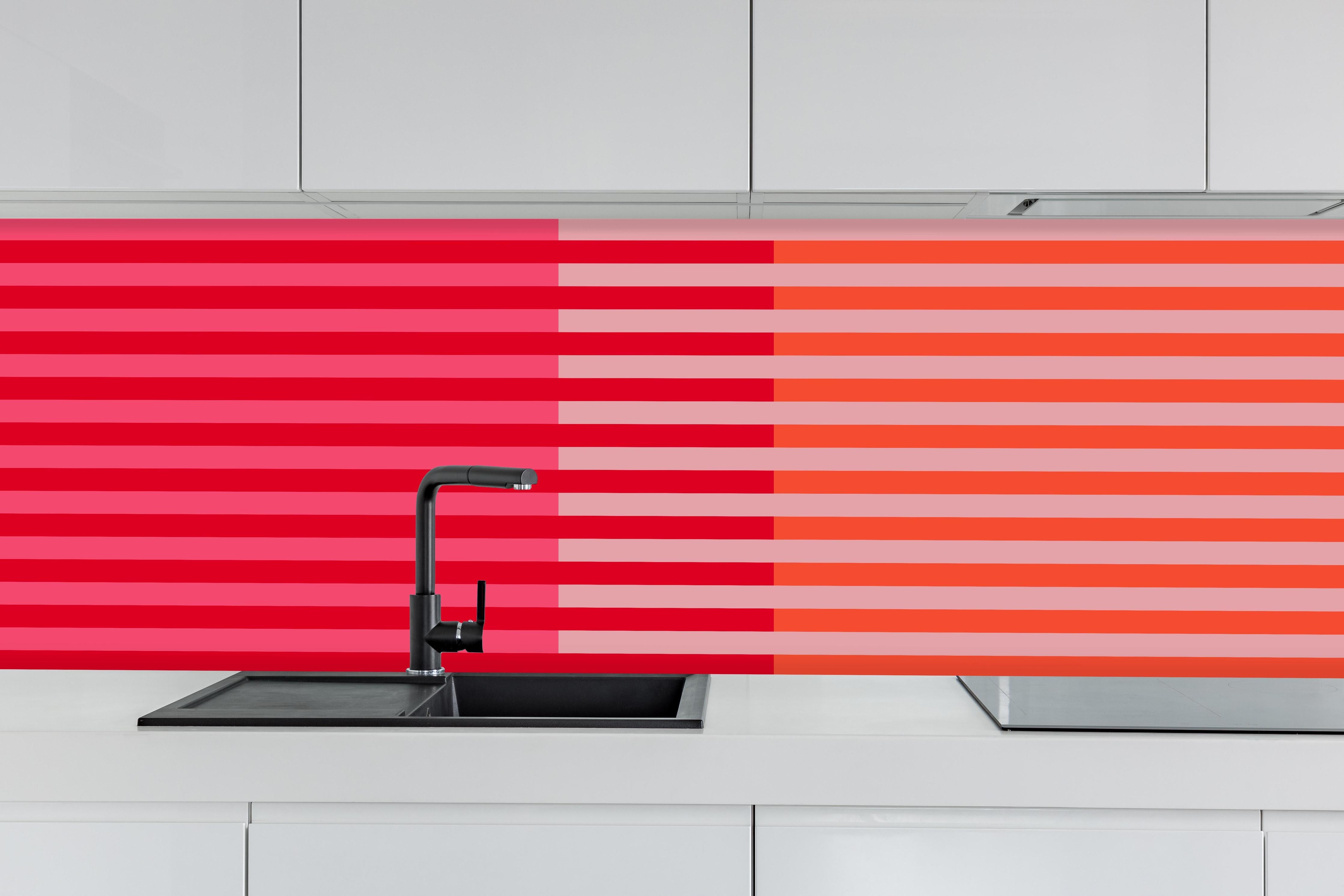 Küche - The Reds - Multy Stripes - Strawberry hinter weißen Hochglanz-Küchenregalen und schwarzem Wasserhahn