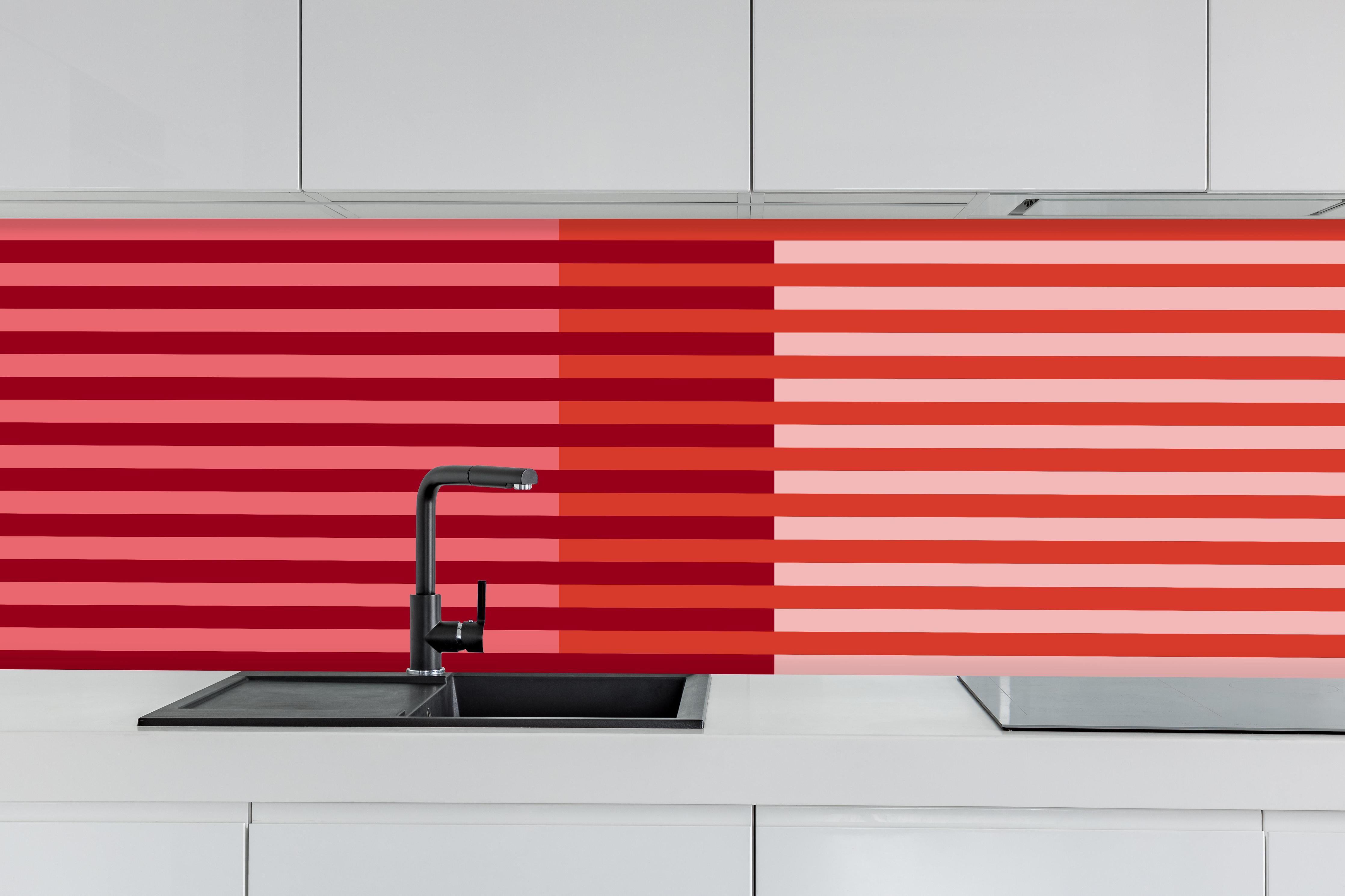 Küche - The Reds - Multy Stripes - Tomato hinter weißen Hochglanz-Küchenregalen und schwarzem Wasserhahn