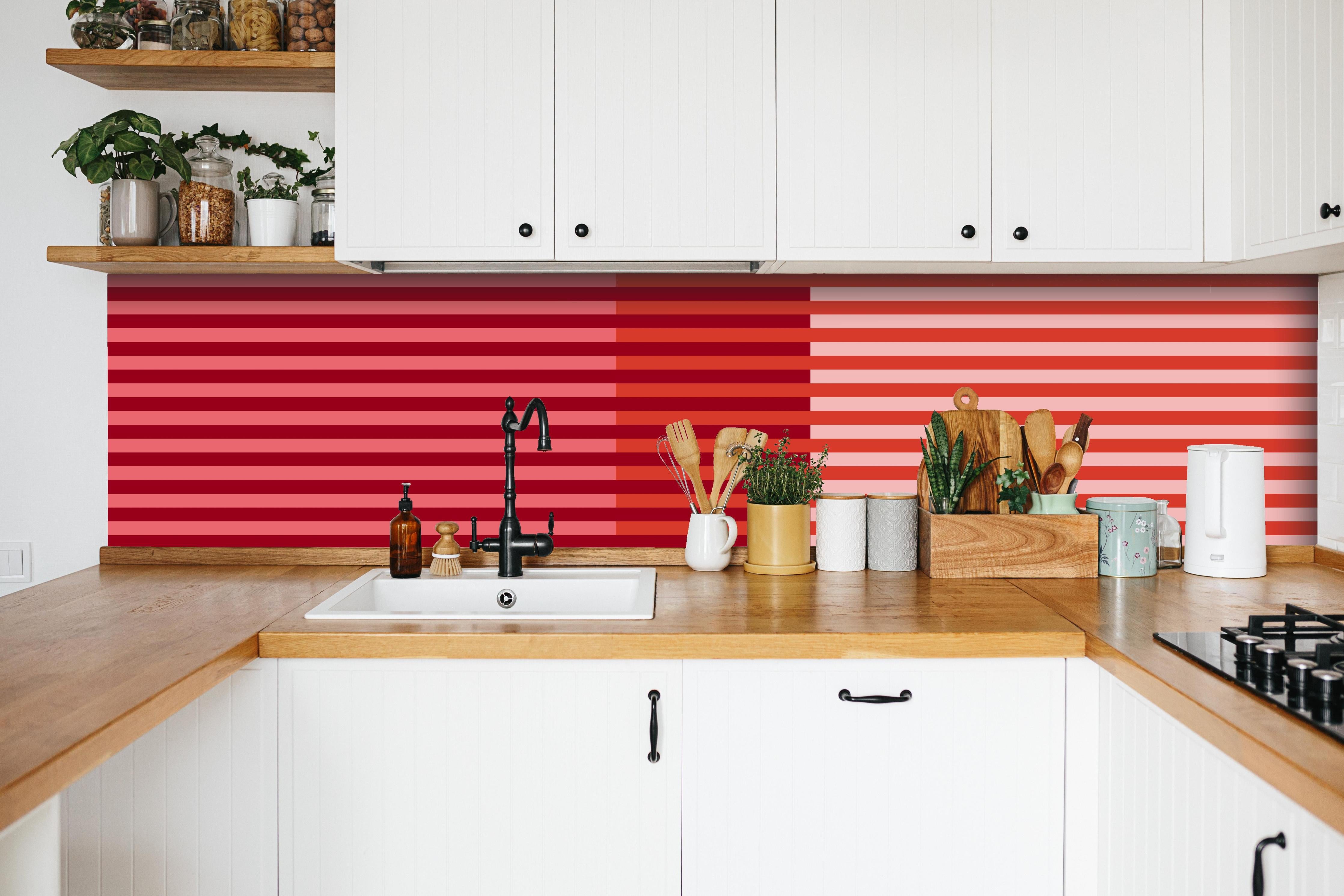 Küche - The Reds - Multy Stripes - Tomato hinter weißen Hochglanz-Küchenregalen und schwarzem Wasserhahn